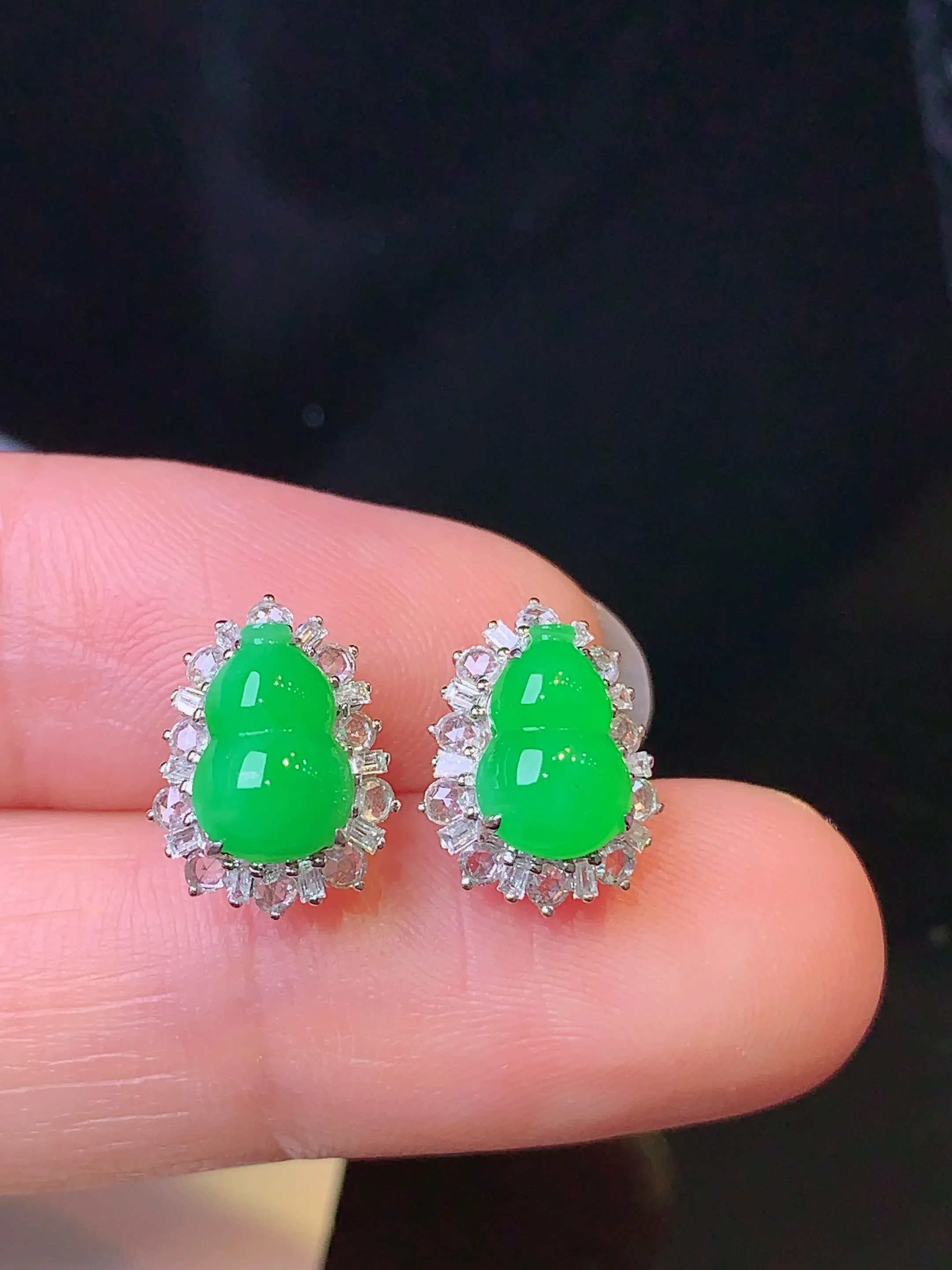 18k金钻镶嵌翠绿葫芦耳钉 玉质细腻 色泽清新艳丽 整体尺寸12*9*6.2
