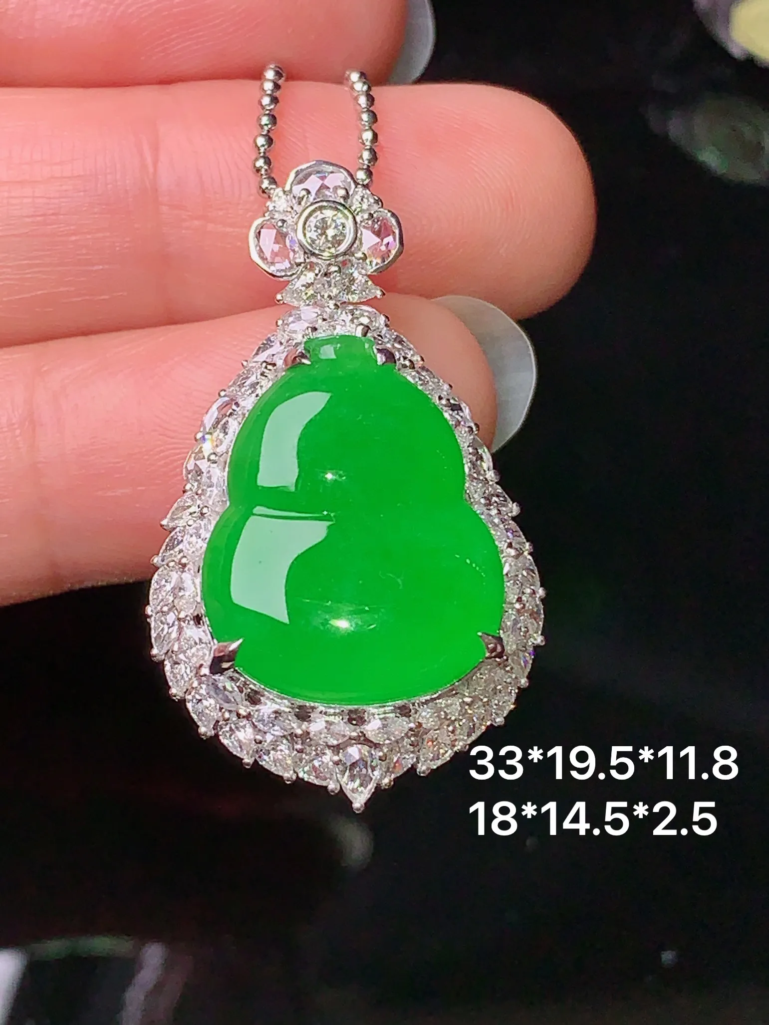 18k金钻镶嵌满绿葫芦吊坠 玉质细腻 色泽清新艳丽 整体尺寸33*19.5*11.8