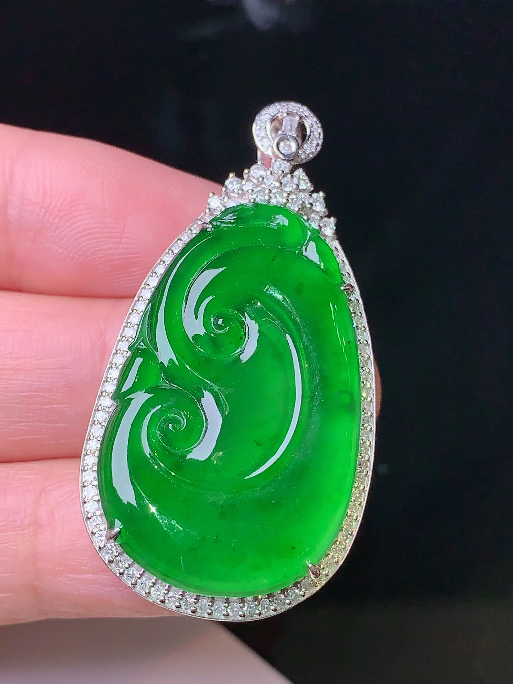 18k金钻镶嵌满绿如意吊坠 玉质细腻 色泽清新艳丽 整体尺寸45.3*23.3*7.6