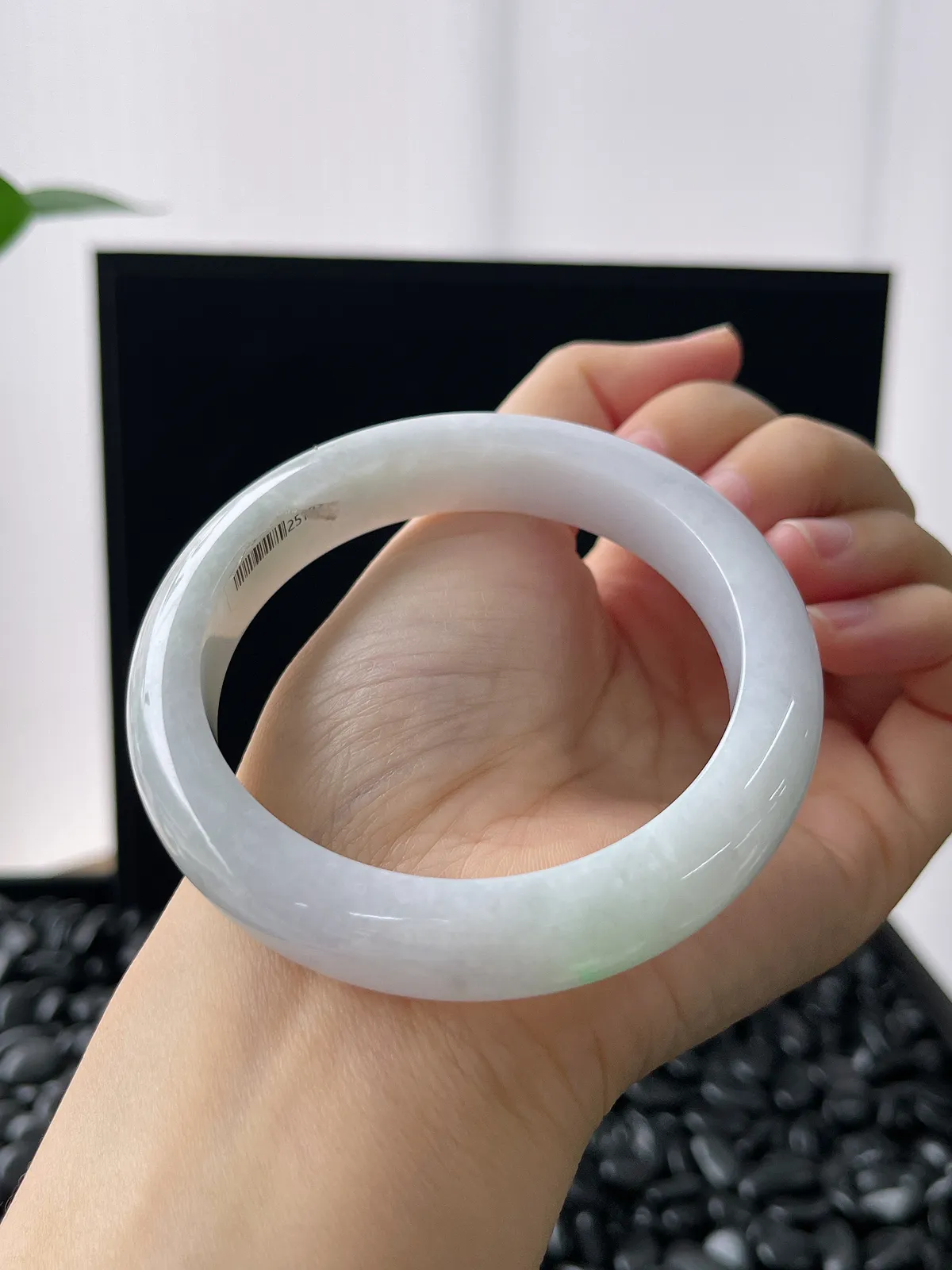 正圈57.8圈口，翡翠糯化种紫底飘绿手镯