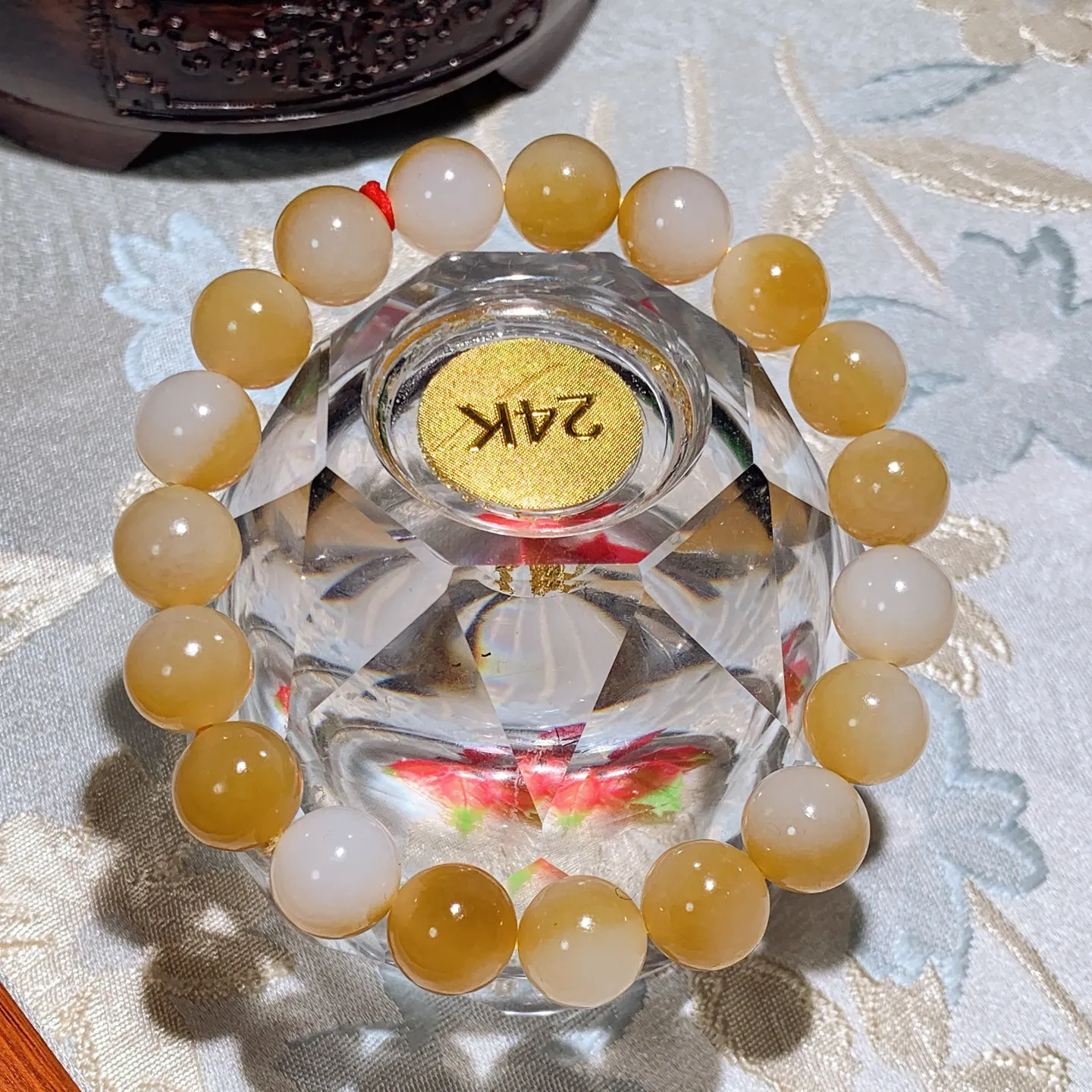 新疆和田玉羊脂白且末糖圆珠手串。单颗尺寸10重29.5克。玉质细腻油润。手推出油。佩戴高端典雅。lt251118