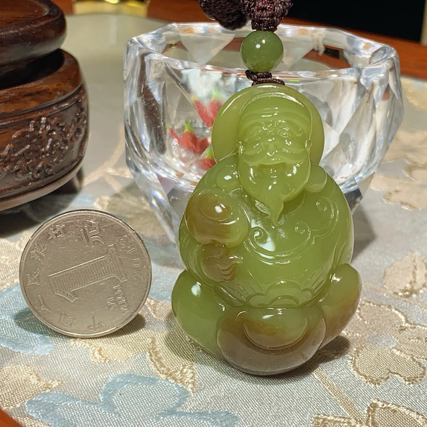 新疆和田玉若羌黄口料财神爷挂件。尺寸53/35/22重59克。玉质细腻油润。手推出油。佩戴高端典雅。lt251118