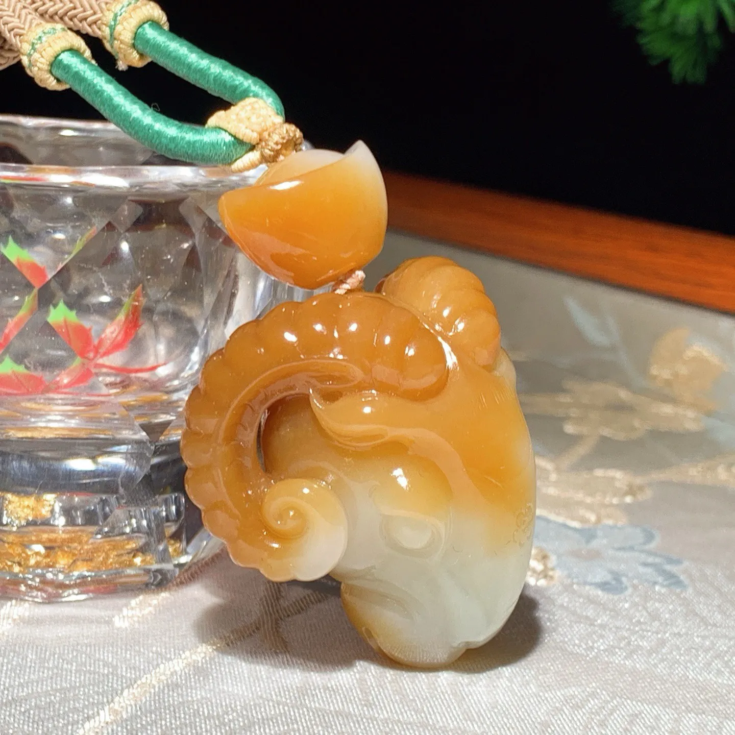 新疆和田玉且末糖洋洋如意领羊头挂件。尺寸40/40/27重61.8克。玉质细腻油润。手推出油。佩戴高端典雅。lt251118