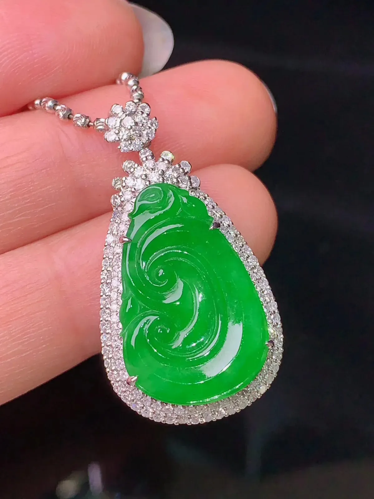 18k金钻镶嵌满绿如意吊坠 玉质细腻 色泽艳丽 整体尺寸32*17.3*7