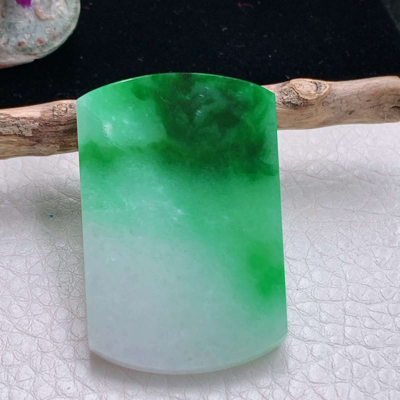 zzx自然光49.2*32.2*4天然缅甸翡翠辣绿平安无事牌玉吊坠 玉挂件