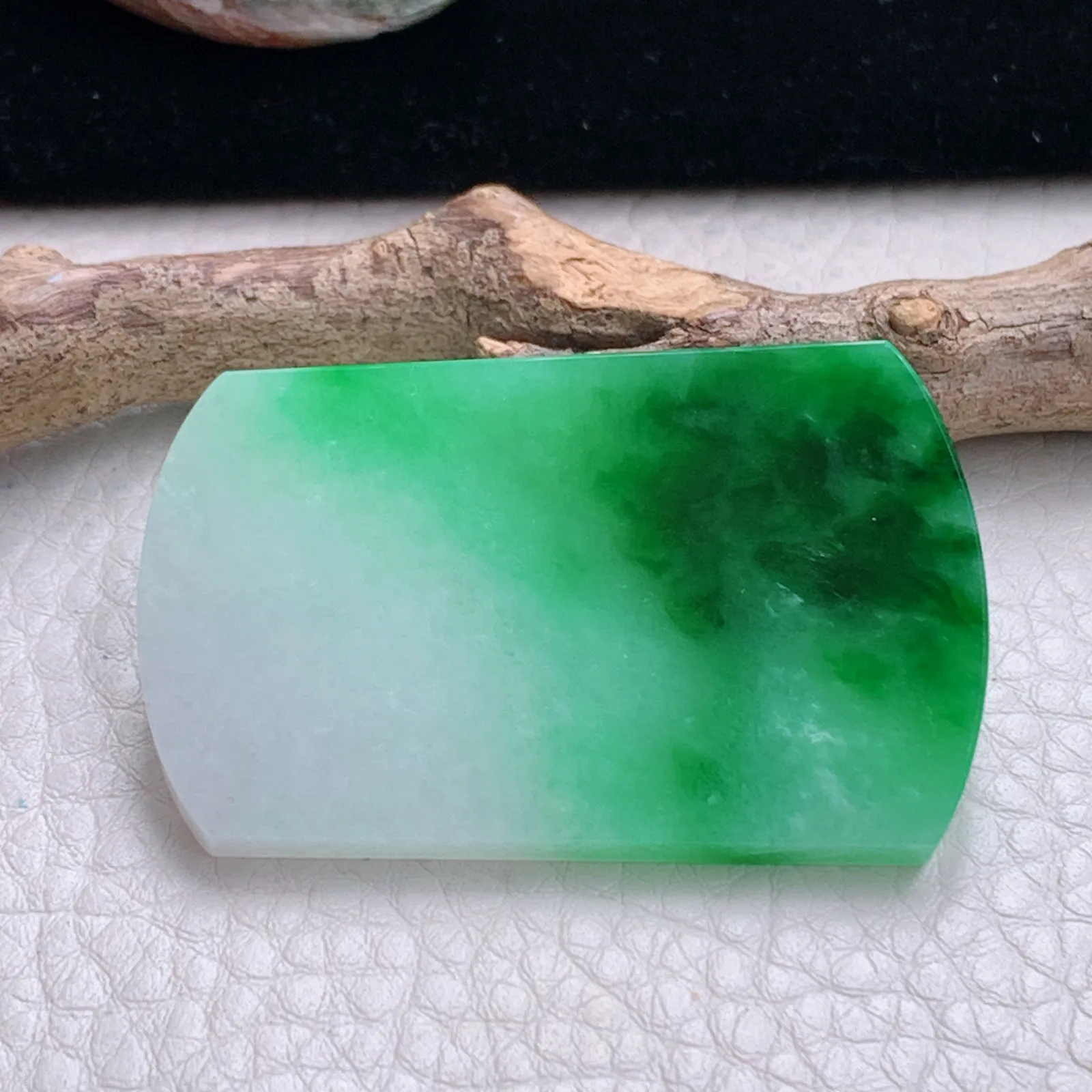 zzx自然光49.2*32.2*4天然缅甸翡翠辣绿平安无事牌玉吊坠 玉挂件