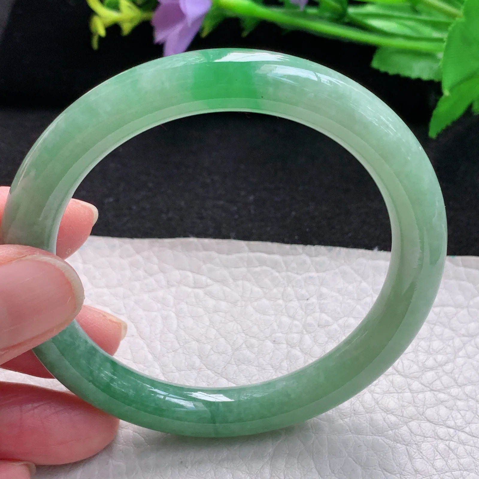 xx自然光56.5*9叮当镯 缅甸翡翠玉手镯飘绿秀气圆条玉手环 美人镯