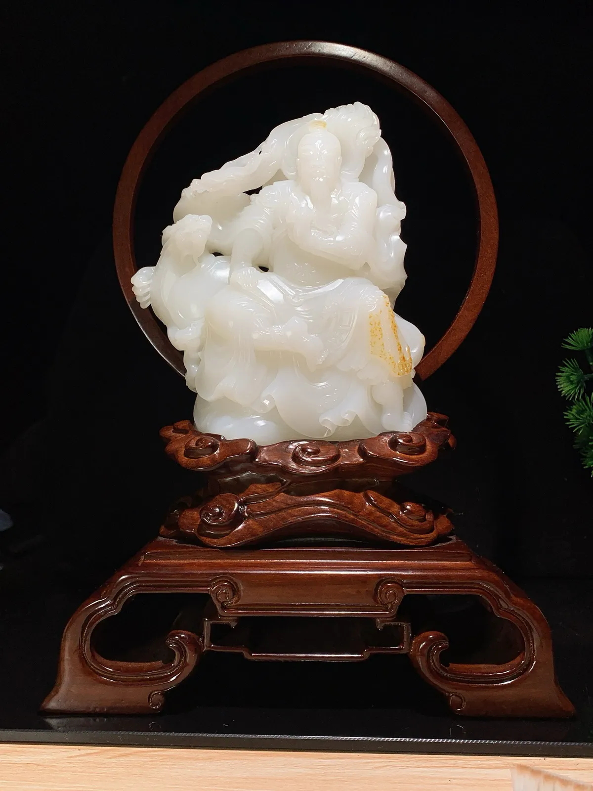 新疆和田玉羊脂白玉武财神关公摆件。尺寸155/122/36重925克。玉质细腻油润。无裂无杂无结构。