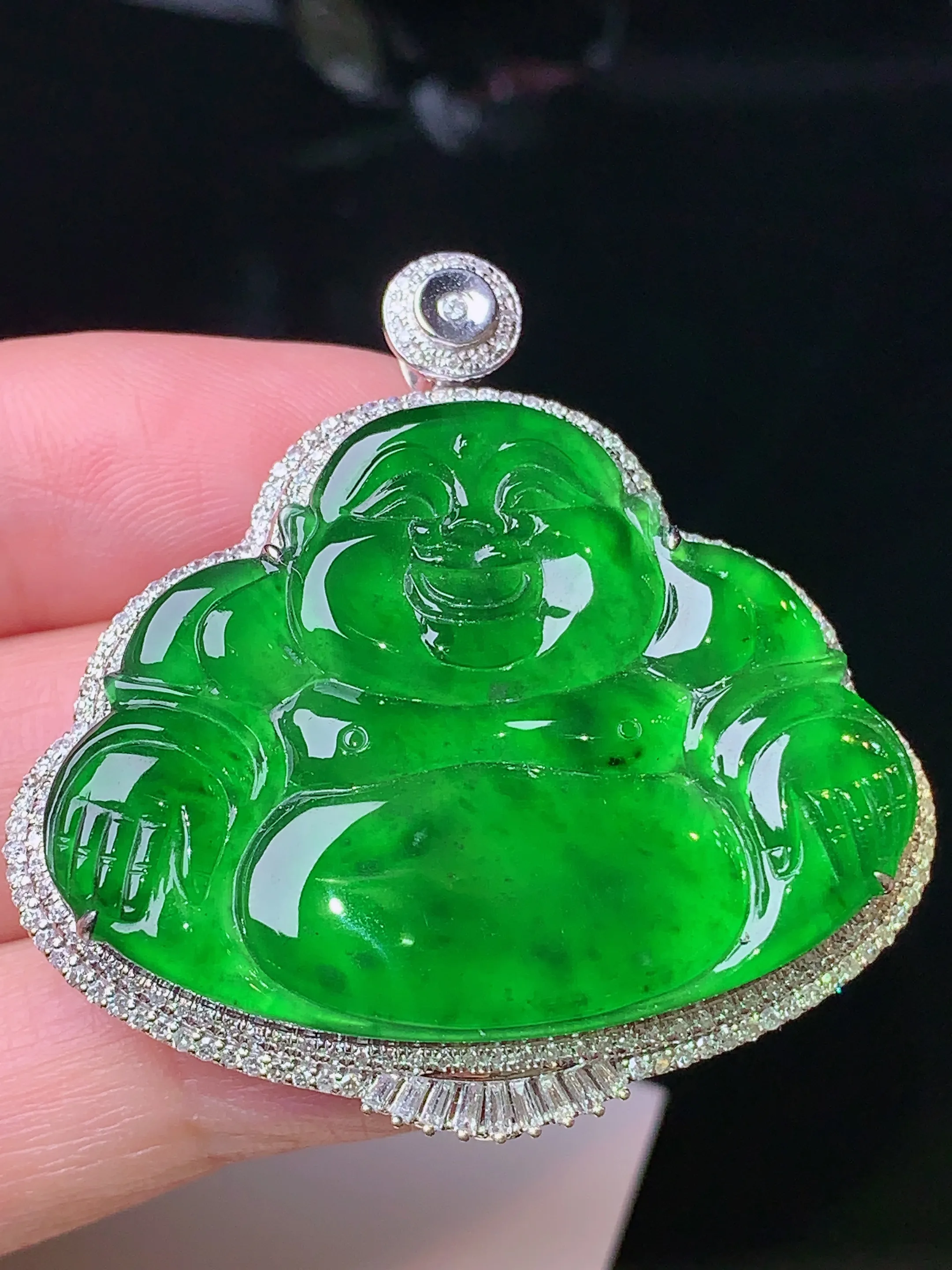 18k金钻镶嵌满绿佛公吊坠 玉质细腻 色泽清新艳丽 整体尺寸41.6*41.7*9