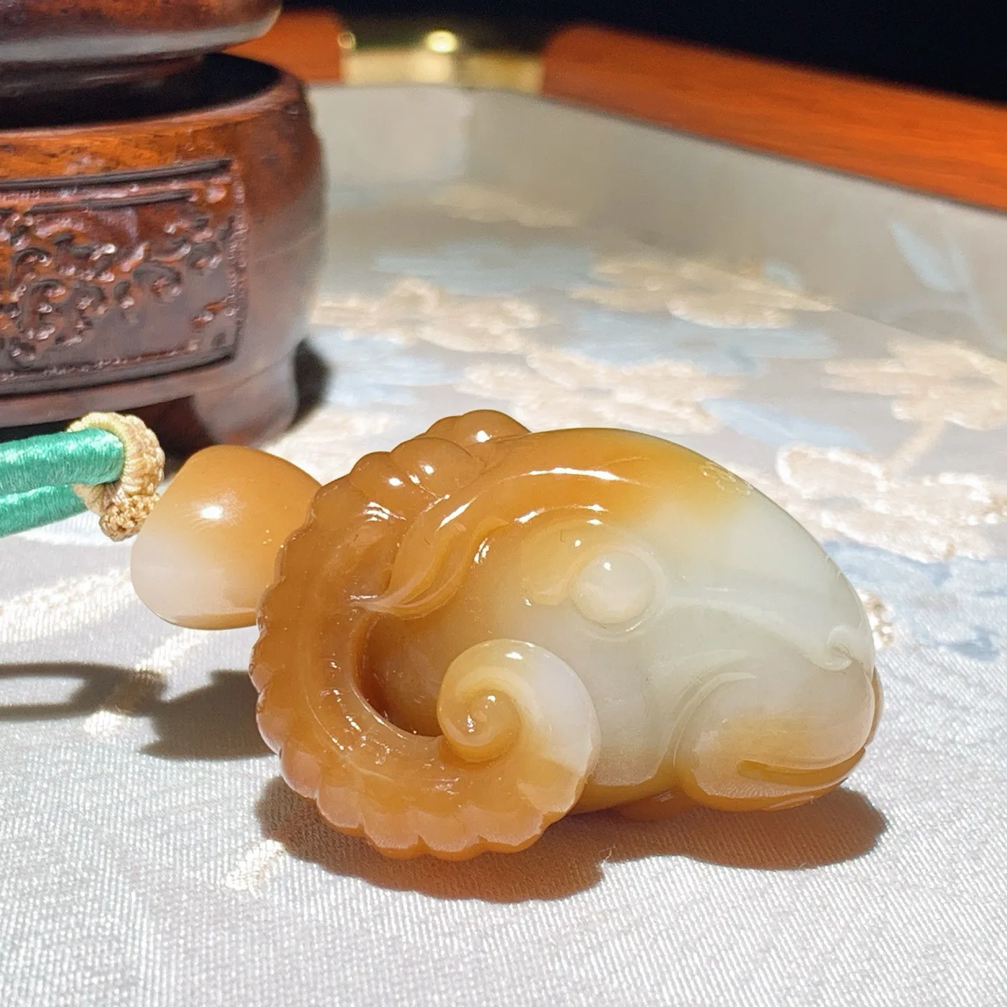 新疆和田玉且末糖洋洋如意领羊头挂件。尺寸40/40/27重61.8克。玉质细腻油润。手推出油。佩戴高