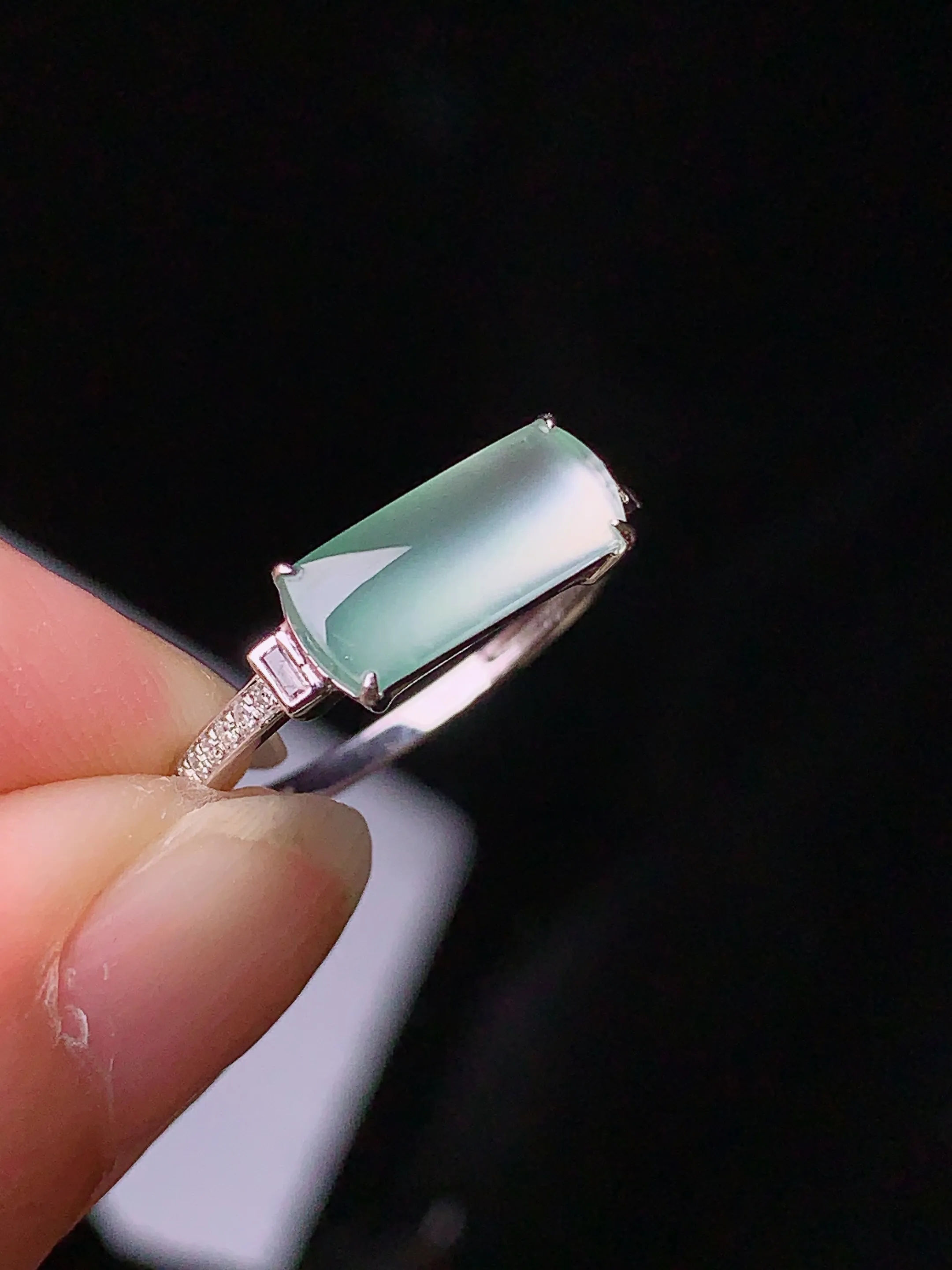 18k金钻镶嵌冰种马鞍戒指 玉质细腻 色泽清新艳丽 圈口14 裸石尺寸4.6*11*2