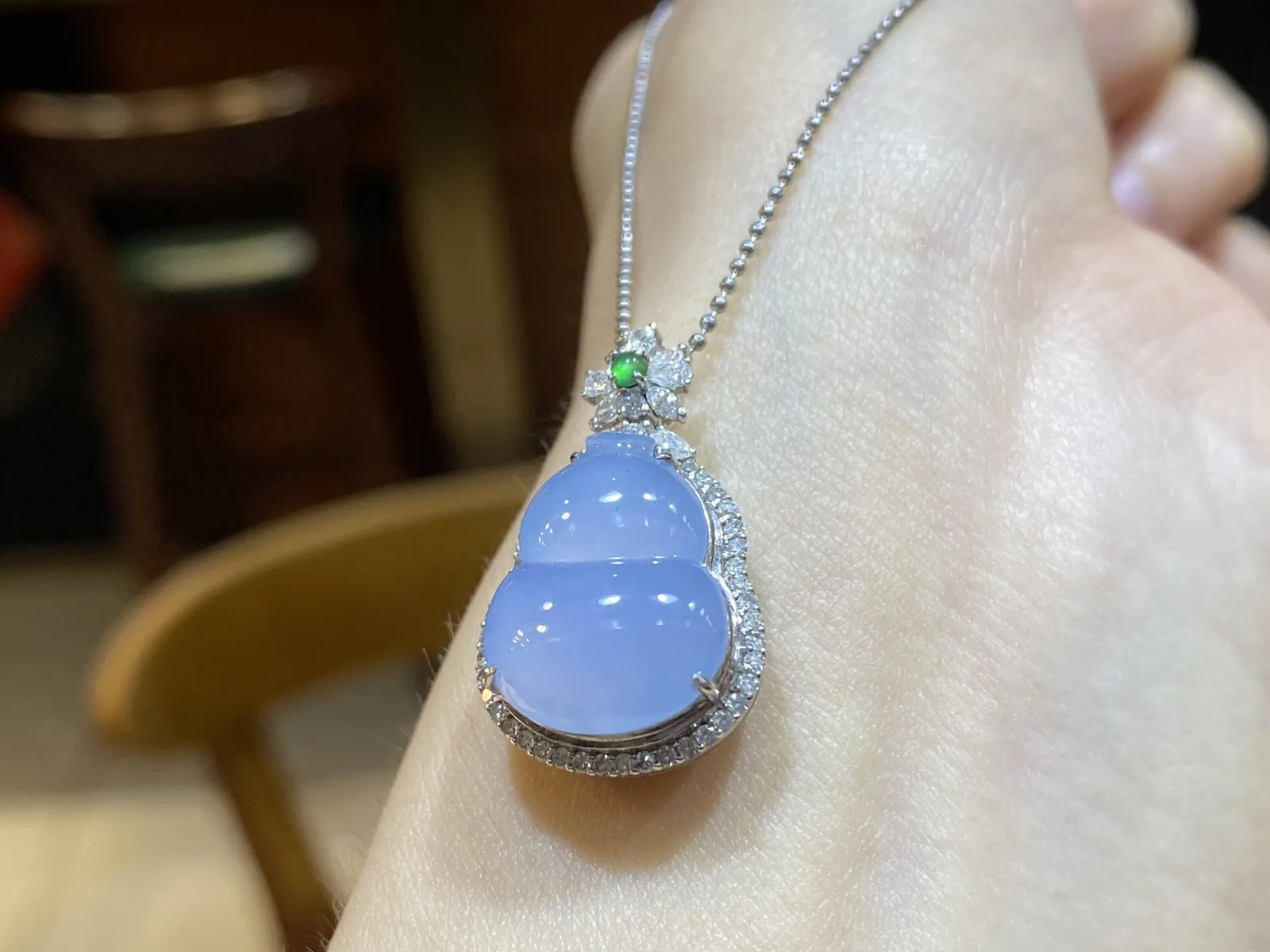 冰润紫罗兰葫芦，种好肉细，颜色漂亮，18K真金真钻镶嵌，整体25-15.6-9.6裸16-12.8-4.5