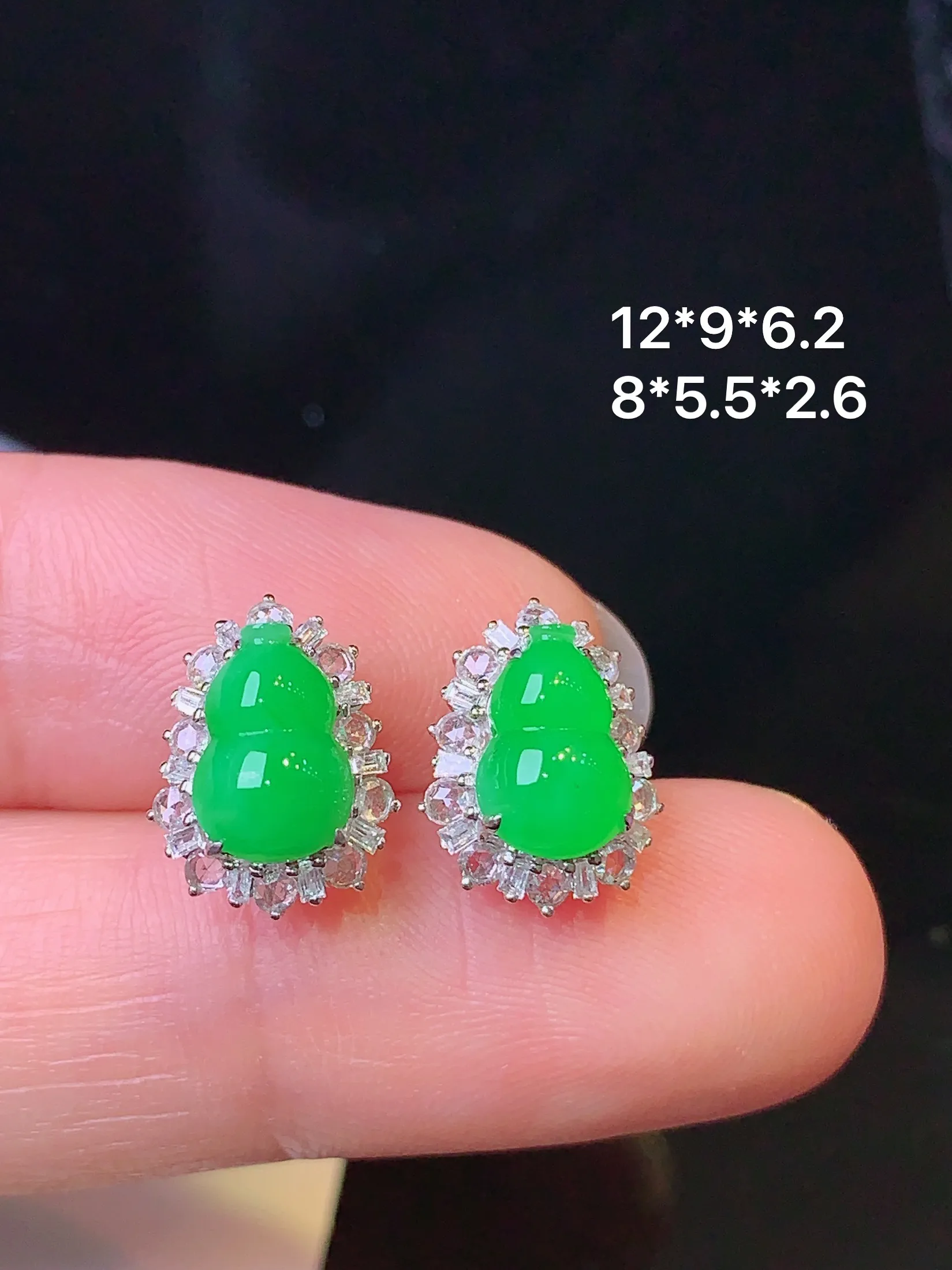 18k金钻镶嵌翠绿葫芦耳钉 玉质细腻 色泽清新艳丽 整体尺寸12*9*6.2