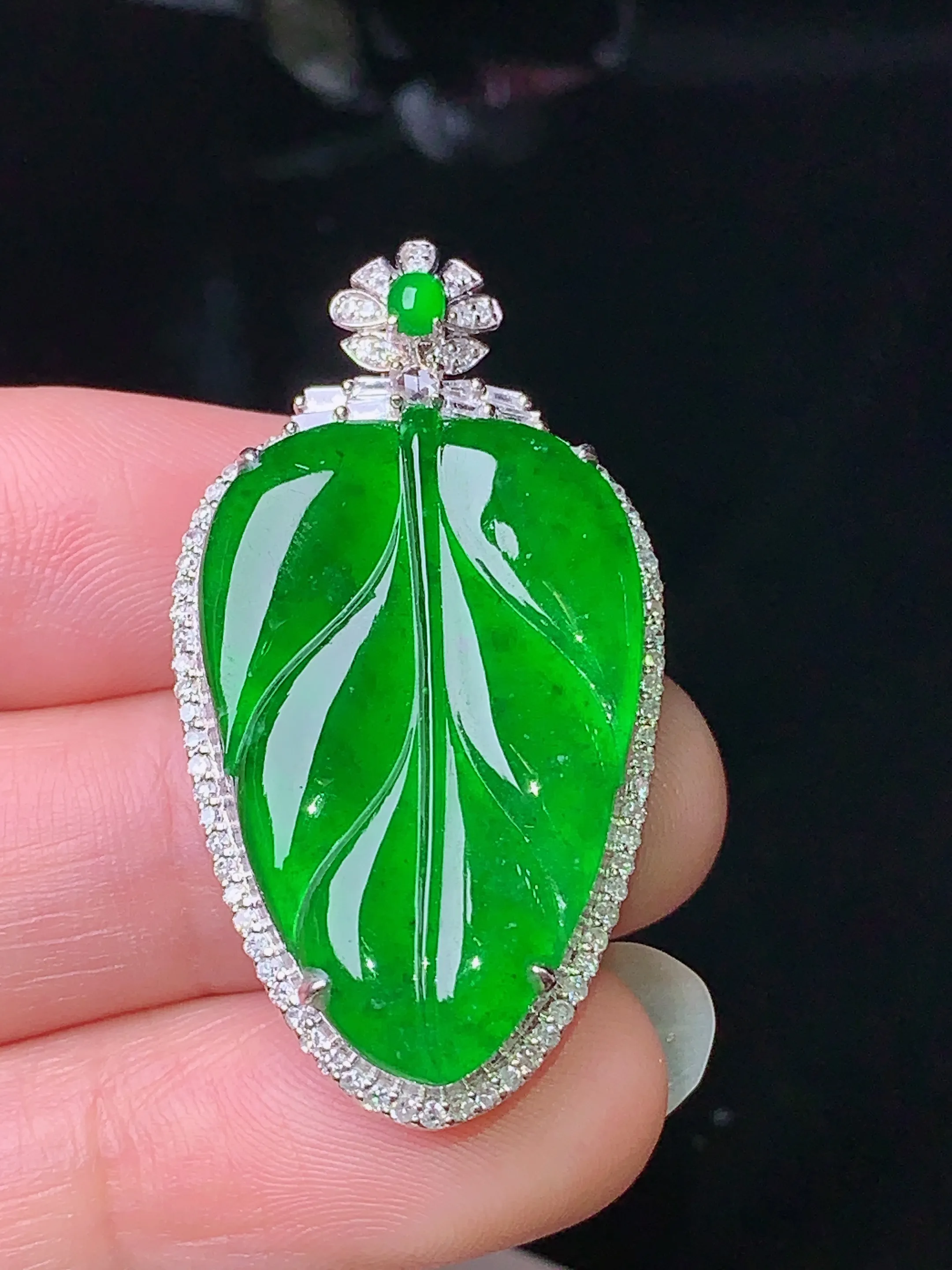 18k金钻镶嵌满绿树叶吊坠 玉质细腻 色泽清新艳丽 整体尺寸39*20.8*7.2