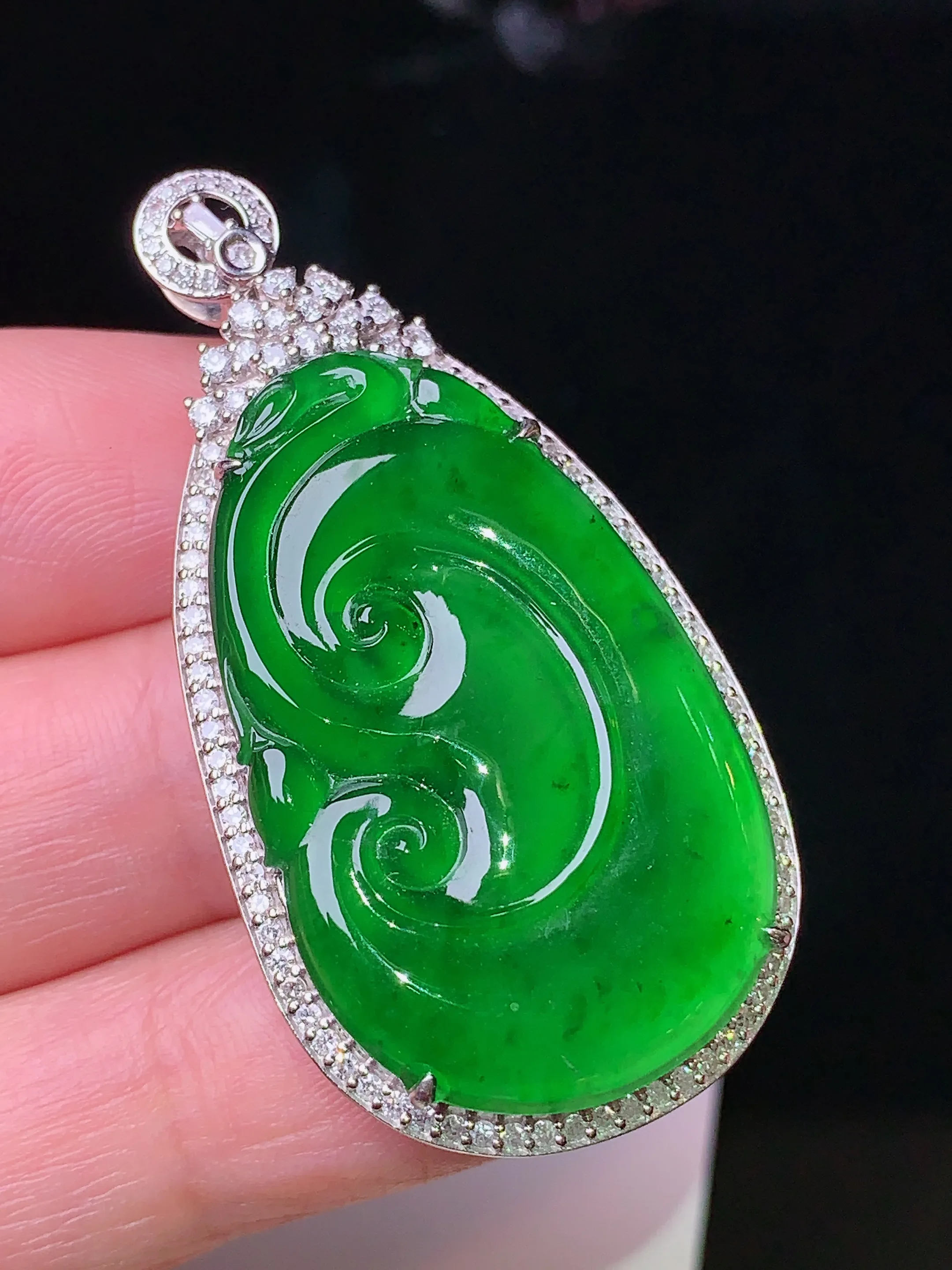 18k金钻镶嵌满绿如意吊坠 玉质细腻 色泽清新艳丽 整体尺寸45.3*23.3*7.6