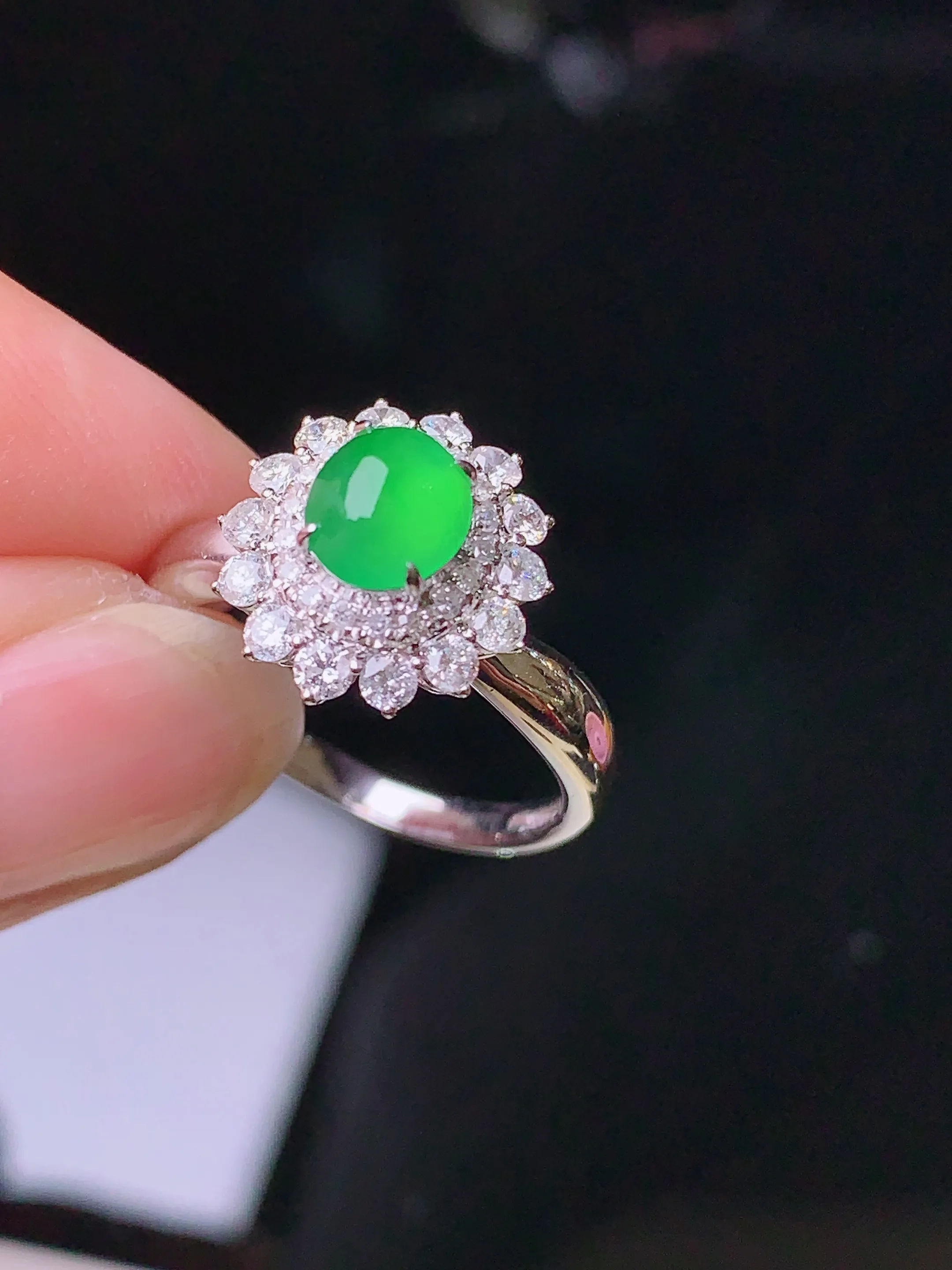 18k金钻镶嵌翠绿蛋面戒指 玉质细腻 色泽清新艳丽 圈口11.5 整体尺寸12.3*11.5*9