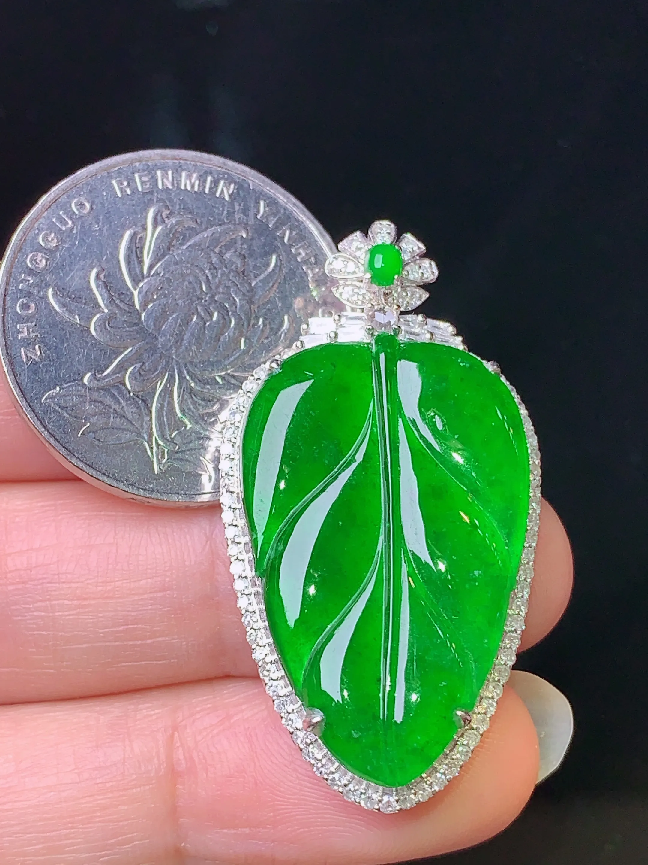 18k金钻镶嵌满绿树叶吊坠 玉质细腻 色泽清新艳丽 整体尺寸39*20.8*7.2