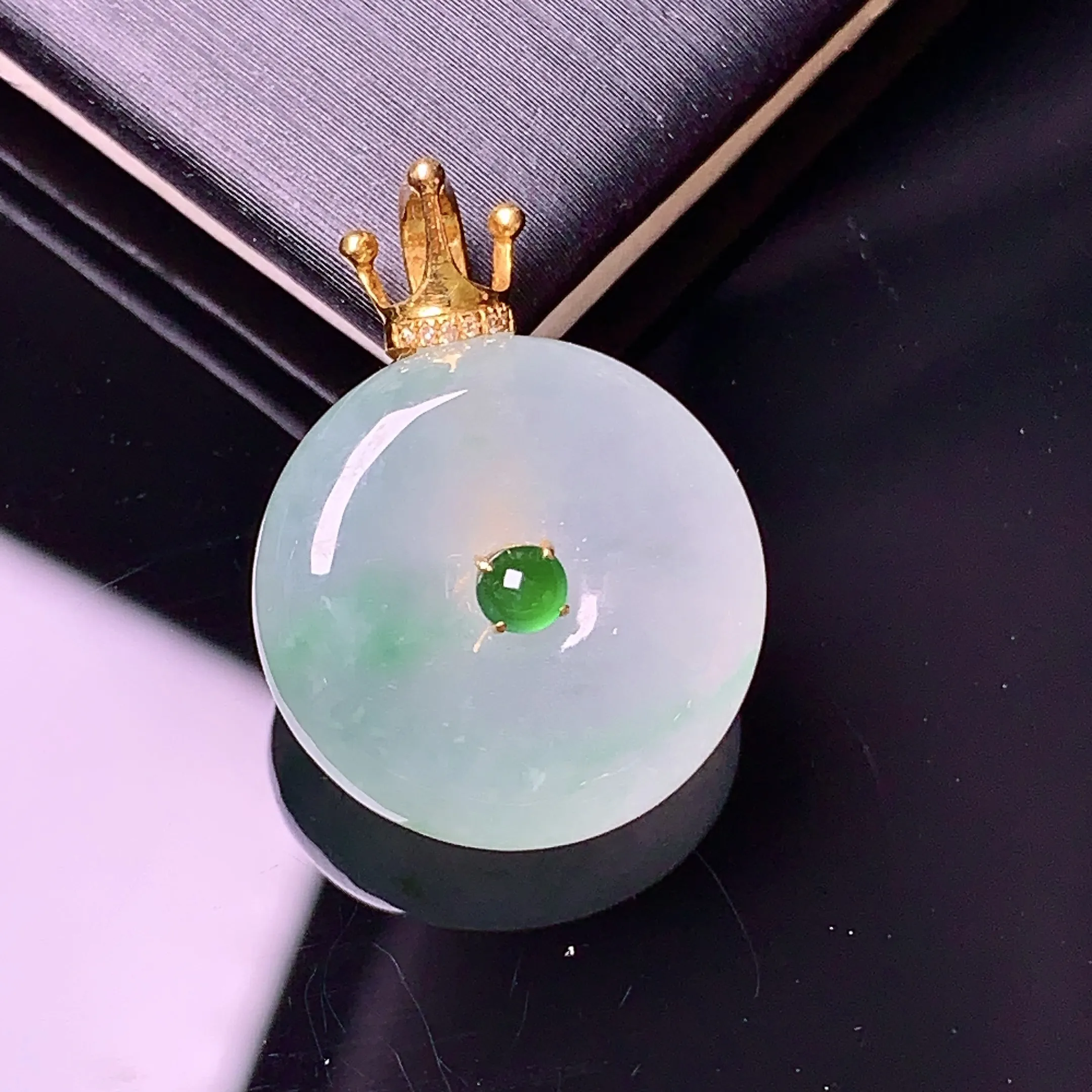 18k金钻镶嵌飘绿平安扣吊坠 玉质细腻 色泽清新艳丽 整体尺寸21.8*16.3*6.2