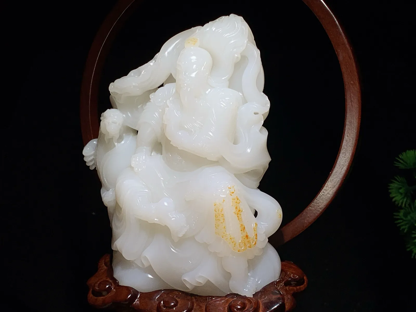 新疆和田玉羊脂白玉武财神关公摆件。尺寸155/122/36重925克。玉质细腻油润。无裂无杂无结构。手推出油。品相大气。lt251118