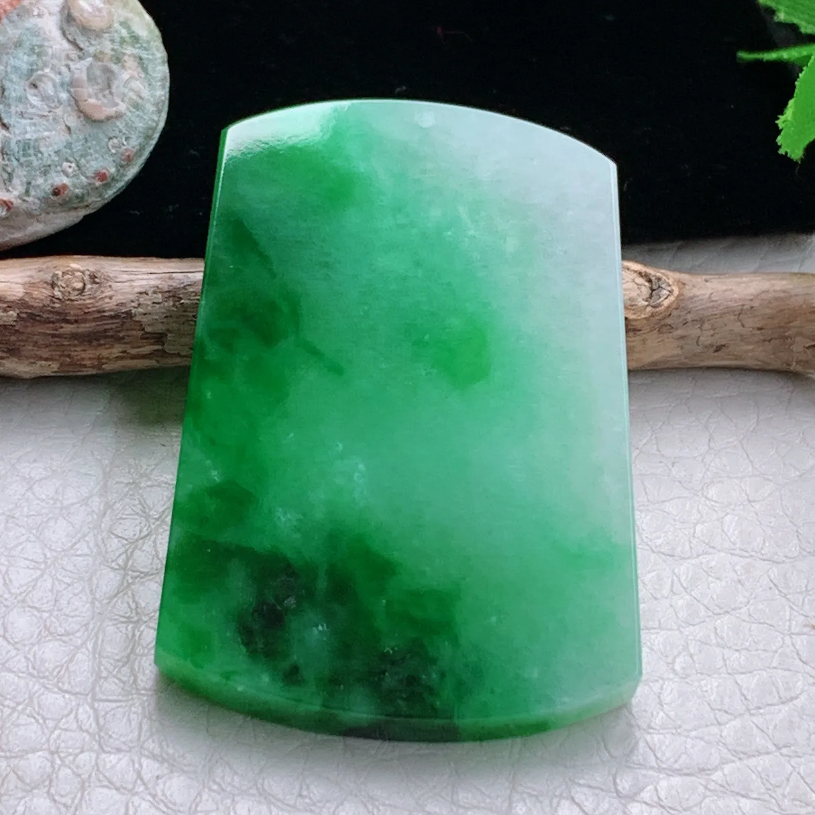 zzx自然光49.2*32.5*4.2天然缅甸翡翠辣绿平安无事牌玉吊坠 玉挂件