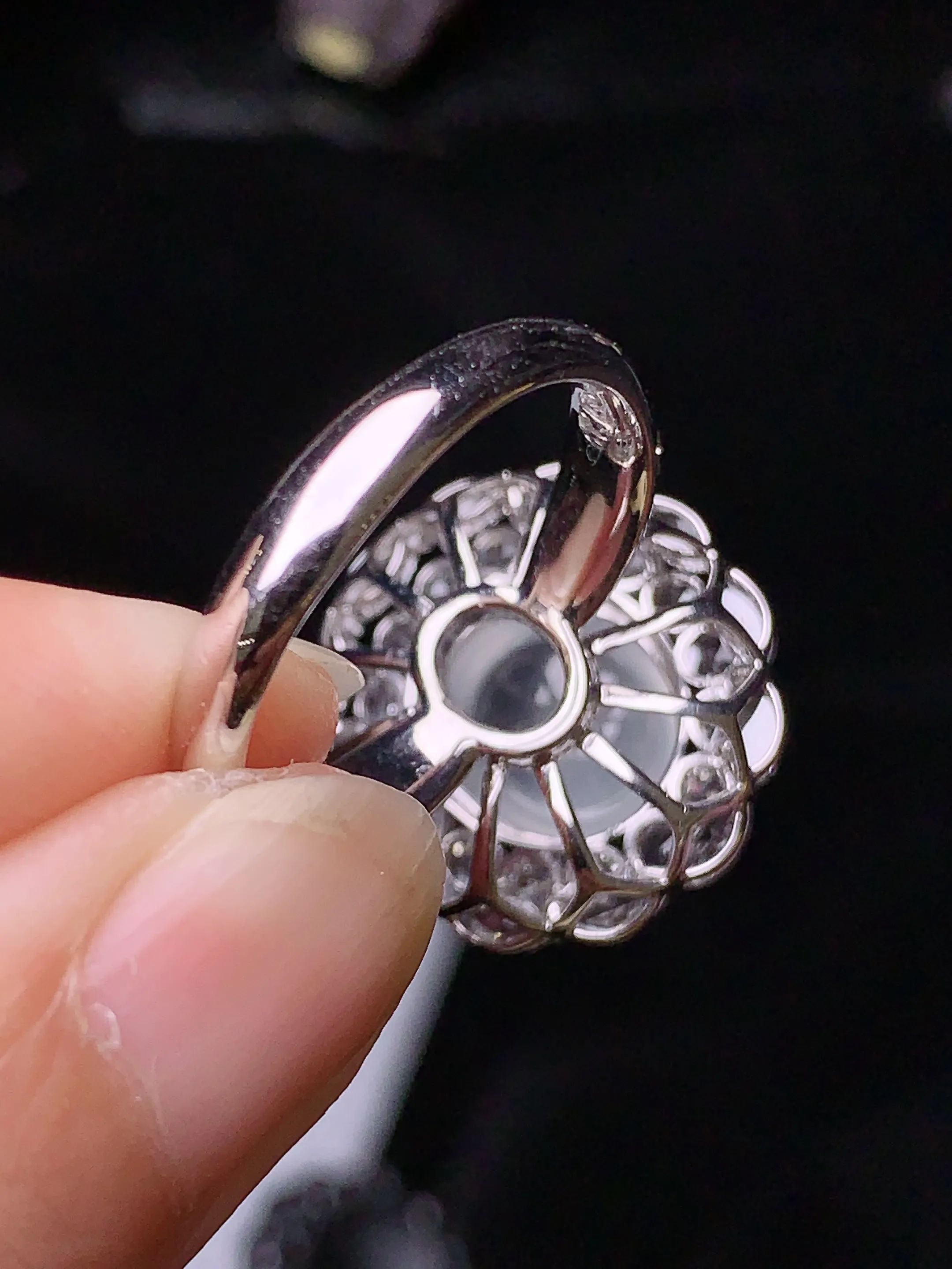 18k金钻镶嵌玻璃种蛋面戒指 玉质细腻 色泽清新艳丽 圈口14.5 整体尺寸19*18*12.8