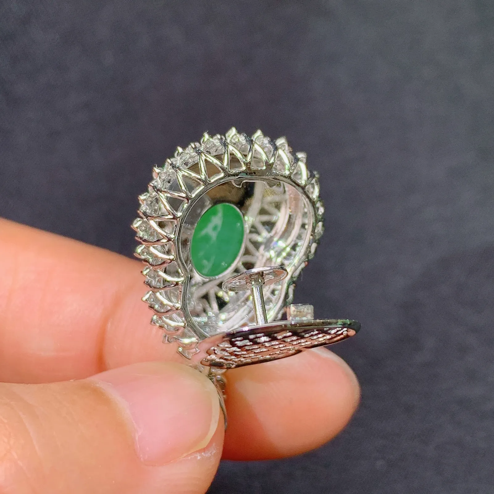 阳绿葫芦吊坠，18k金镶嵌，色泽鲜阳，冰润细腻，种水足 尺寸27.9*17*9