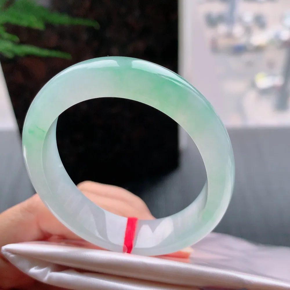 贵妃高冰阳绿 无瑕 尺寸:53.2/44.7/12.7/7.5 种色俱佳