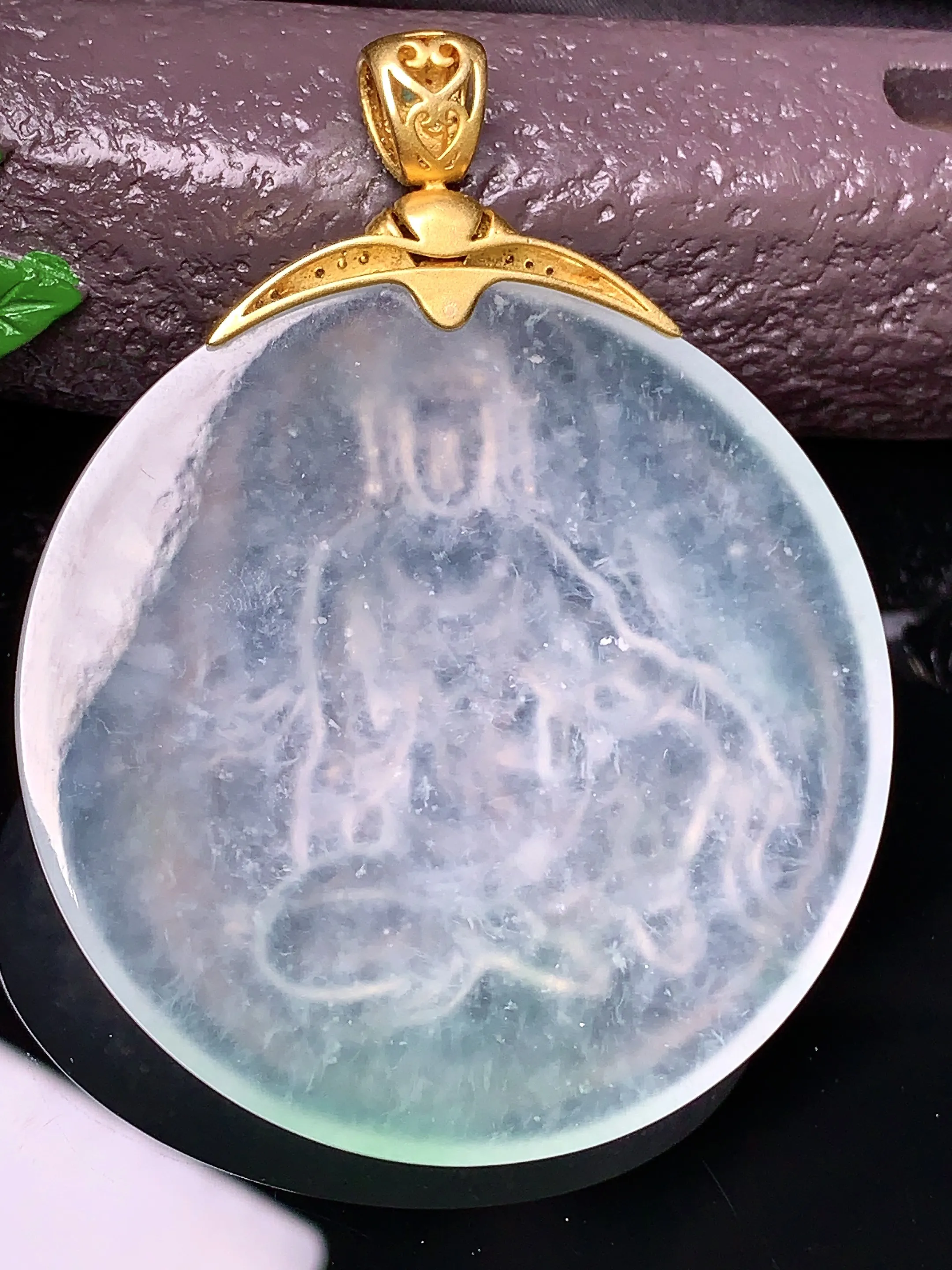 18k金钻镶嵌冰种观音菩萨吊坠 玉质细腻 色泽清新艳丽 整体尺寸64*50*5.8