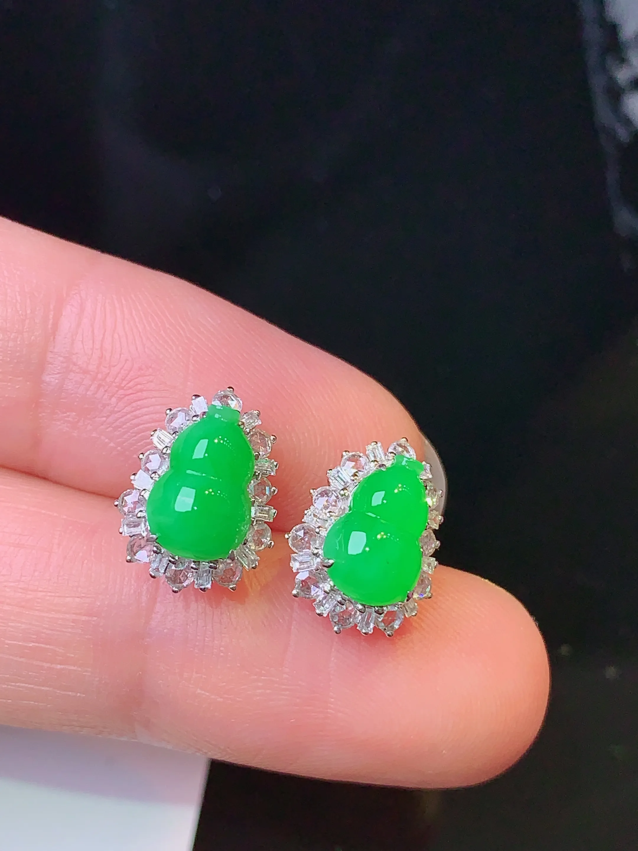 18k金钻镶嵌翠绿葫芦耳钉 玉质细腻 色泽清新艳丽 整体尺寸12*9*6.2