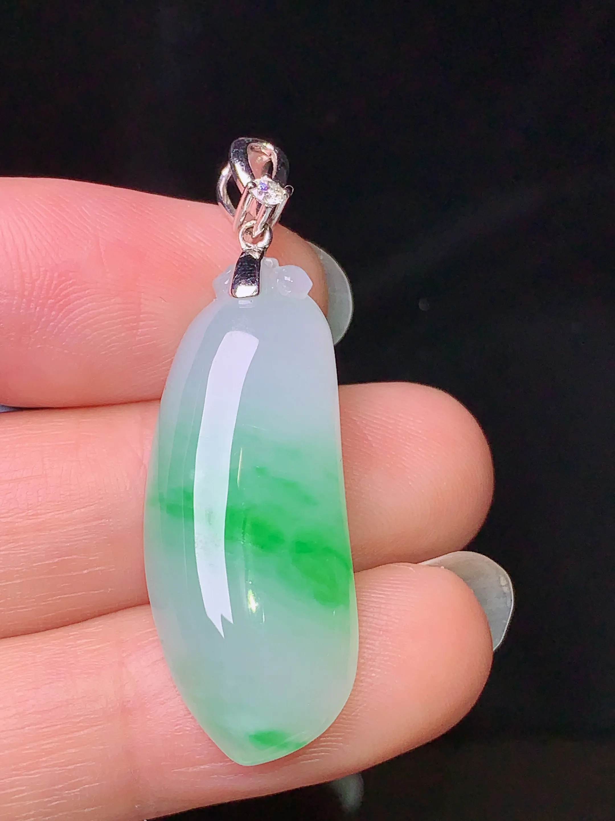 18k金镶嵌飘绿福瓜吊坠 玉质细腻 色泽清新艳丽 整体尺寸40.8*12.8*6