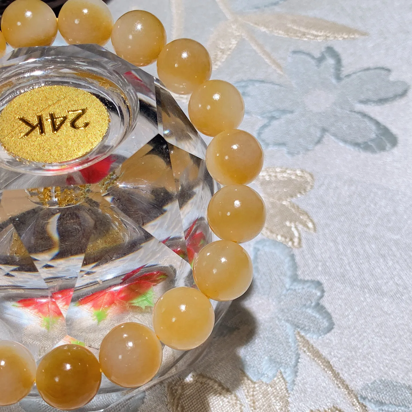 新疆和田玉羊脂白且末糖圆珠手串。单颗尺寸10重29.5克。玉质细腻油润。手推出油。佩戴高端典雅。lt251118