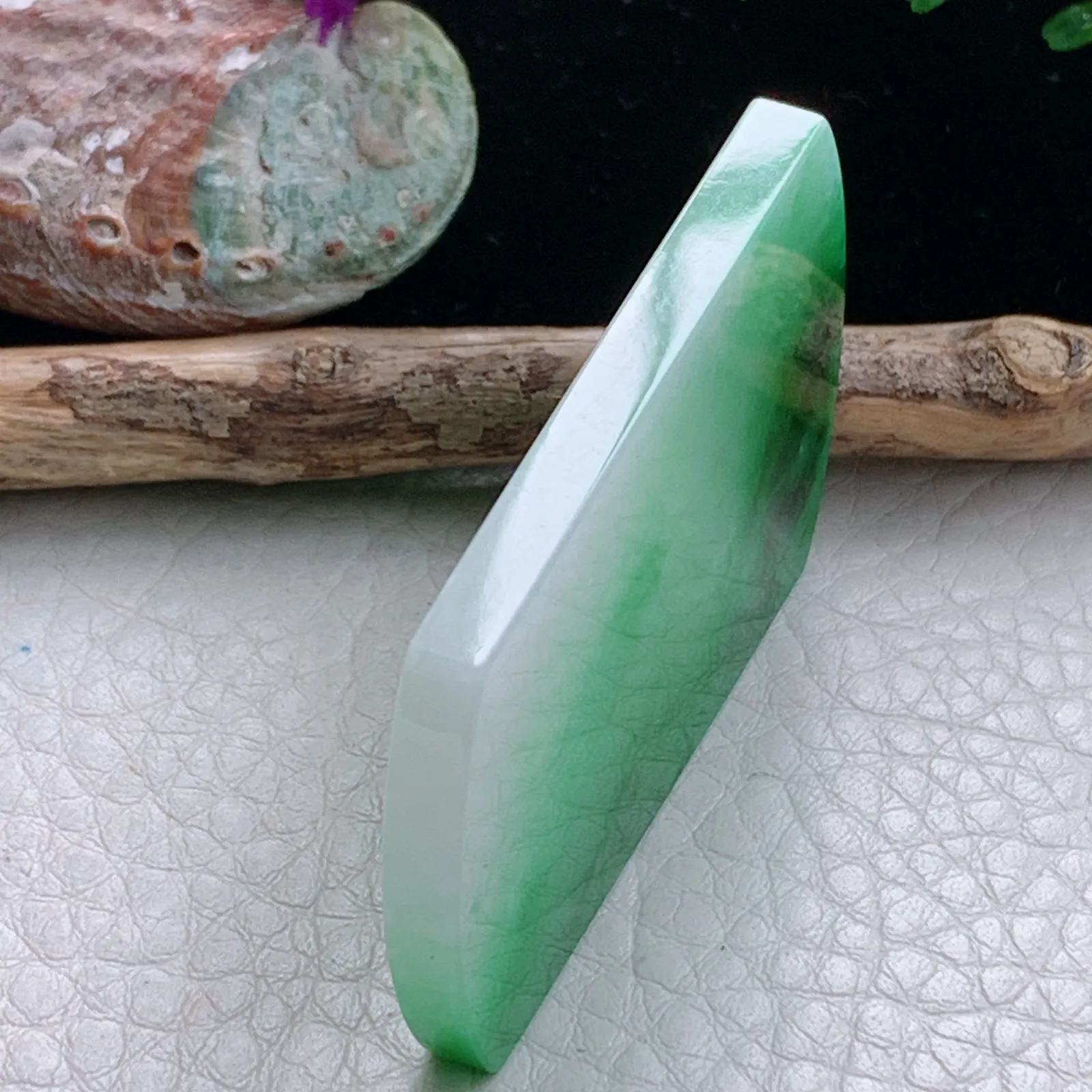 zzx自然光49.2*32.5*4.2天然缅甸翡翠辣绿平安无事牌玉吊坠 玉挂件