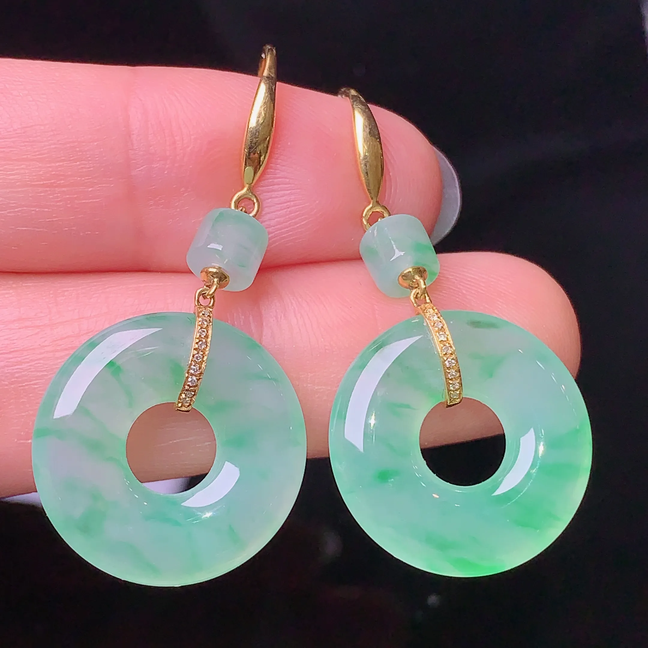 18k金钻镶嵌飘绿平安环耳坠 玉质细腻 色泽清新艳丽 整体尺寸35.6*18.2*3.6