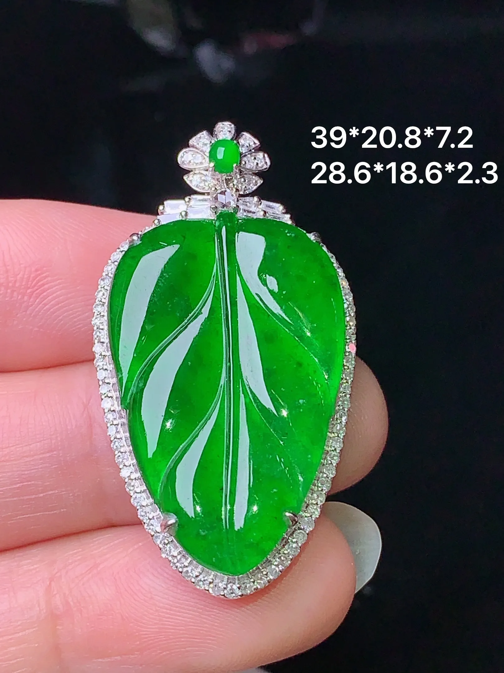 18k金钻镶嵌满绿树叶吊坠 玉质细腻 色泽清新艳丽 整体尺寸39*20.8*7.2