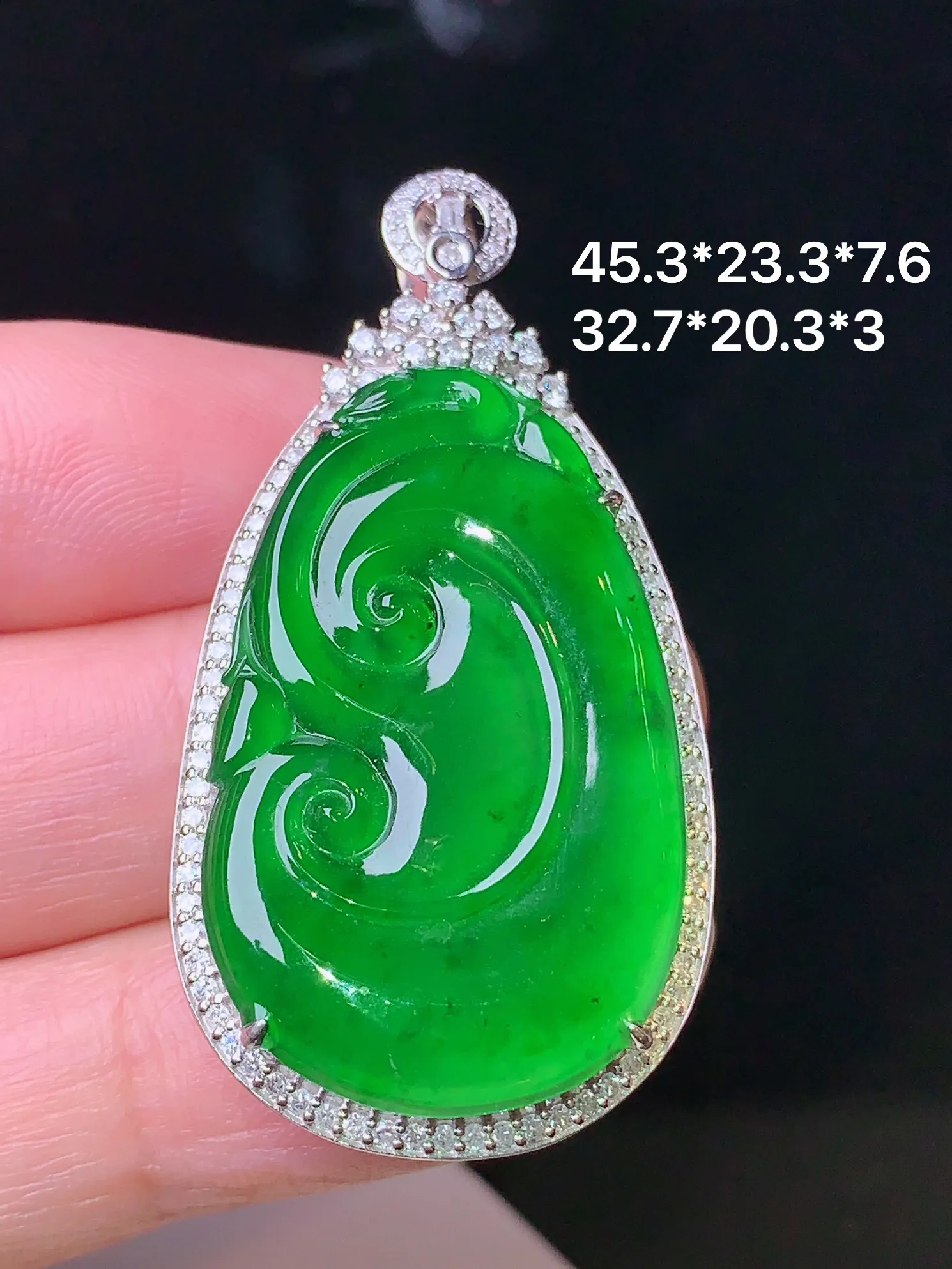 18k金钻镶嵌满绿如意吊坠 玉质细腻 色泽清新艳丽 整体尺寸45.3*23.3*7.6