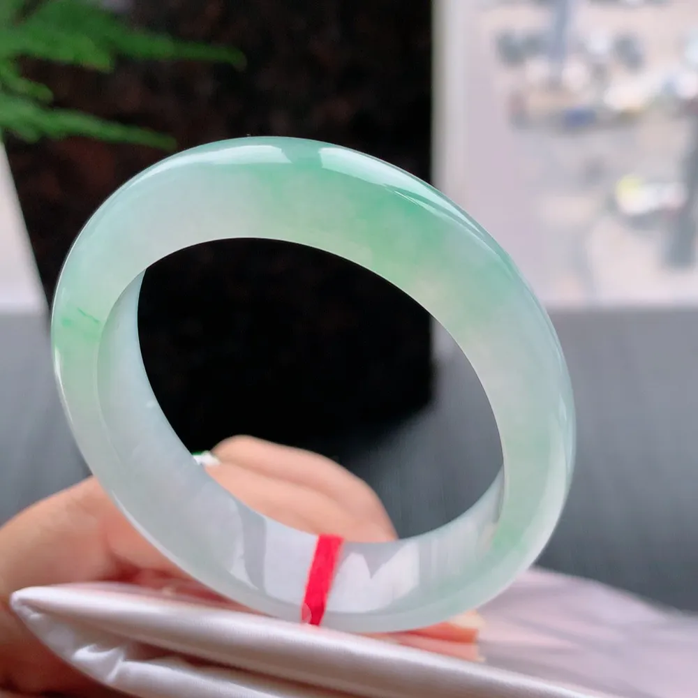 贵妃高冰阳绿 无瑕 尺寸:53.2/44.7/12.7/7.5 种色俱佳