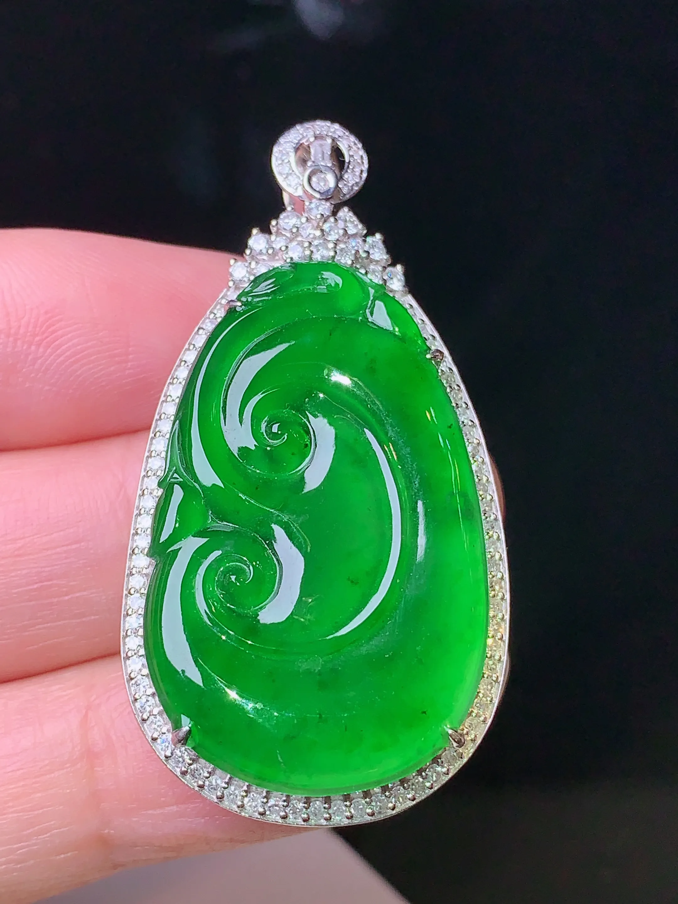 18k金钻镶嵌满绿如意吊坠 玉质细腻 色泽清新艳丽 整体尺寸45.3*23.3*7.6