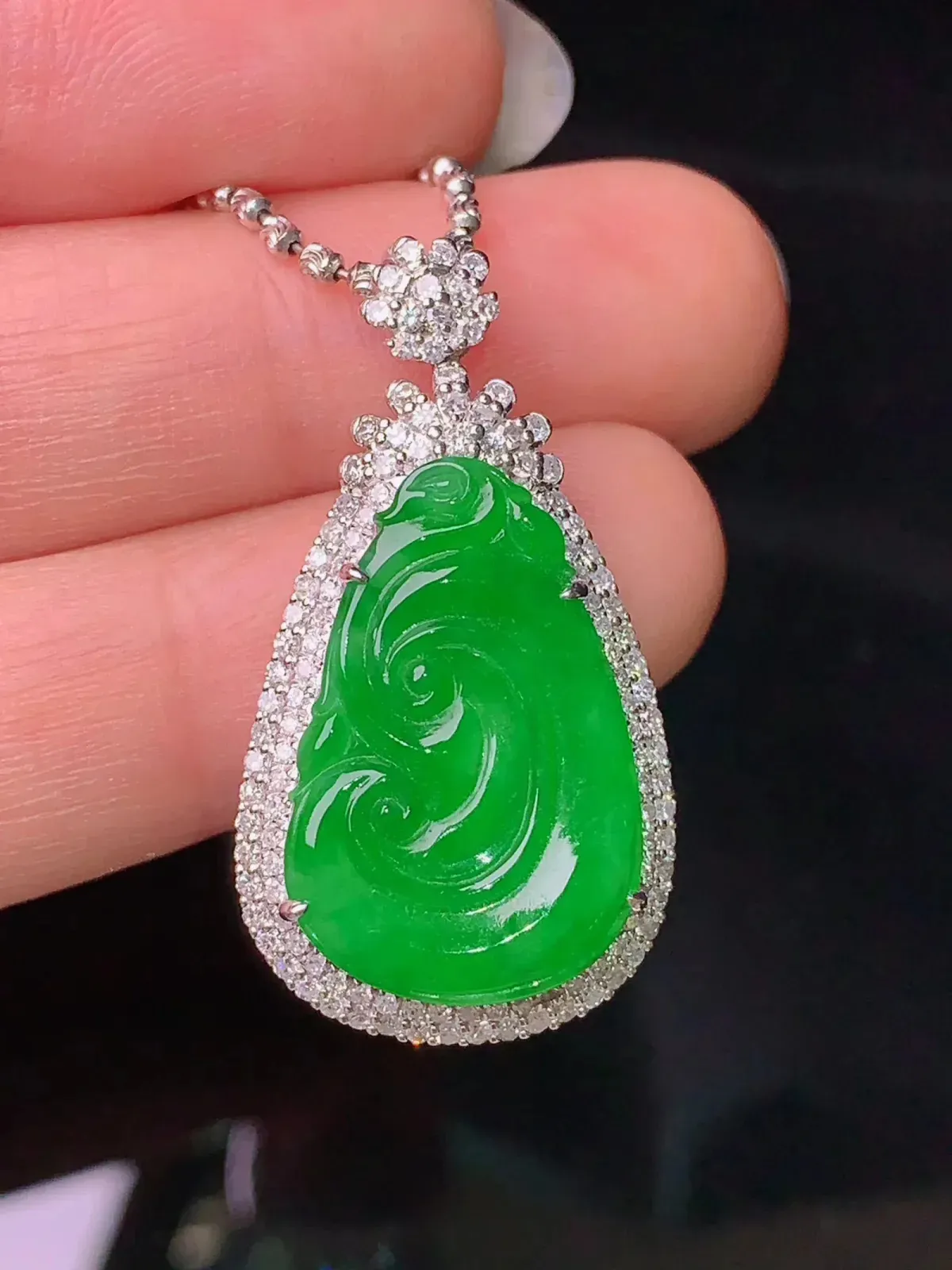 18k金钻镶嵌满绿如意吊坠 玉质细腻 色泽艳丽 整体尺寸32*17.3*7