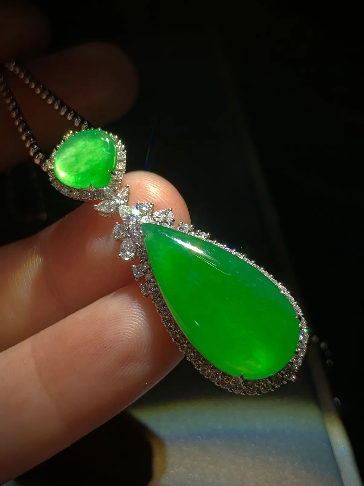 蜡绿翡翠水滴吊坠，
裸石8.5-8.2-1.8mm，24-12-3.2mm，
整体42.5-15-1