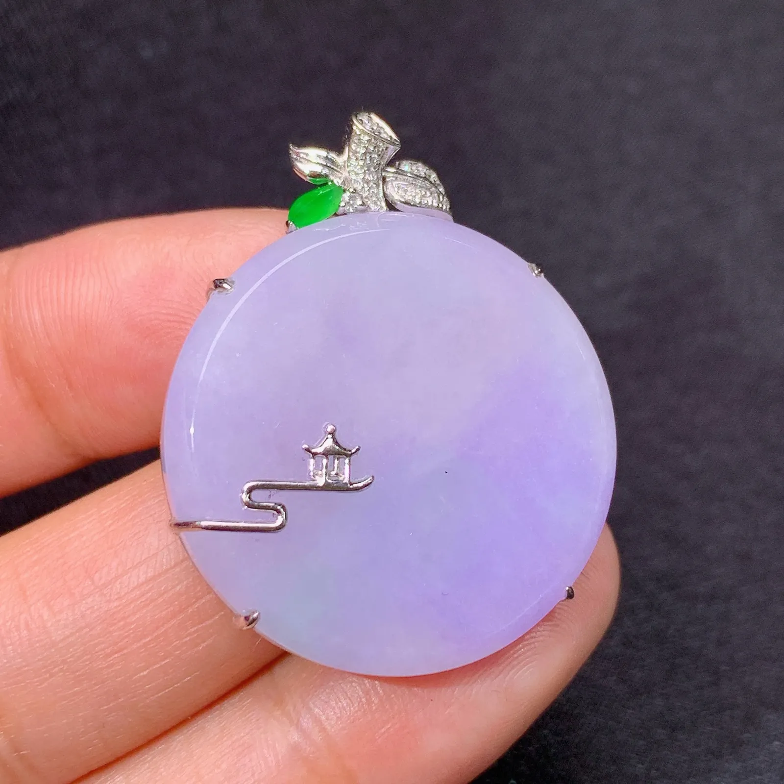 紫罗兰圆牌吊坠，18k金镶嵌，温润细腻，颜色鲜艳 Xu 尺寸33.4*27.2*6.7