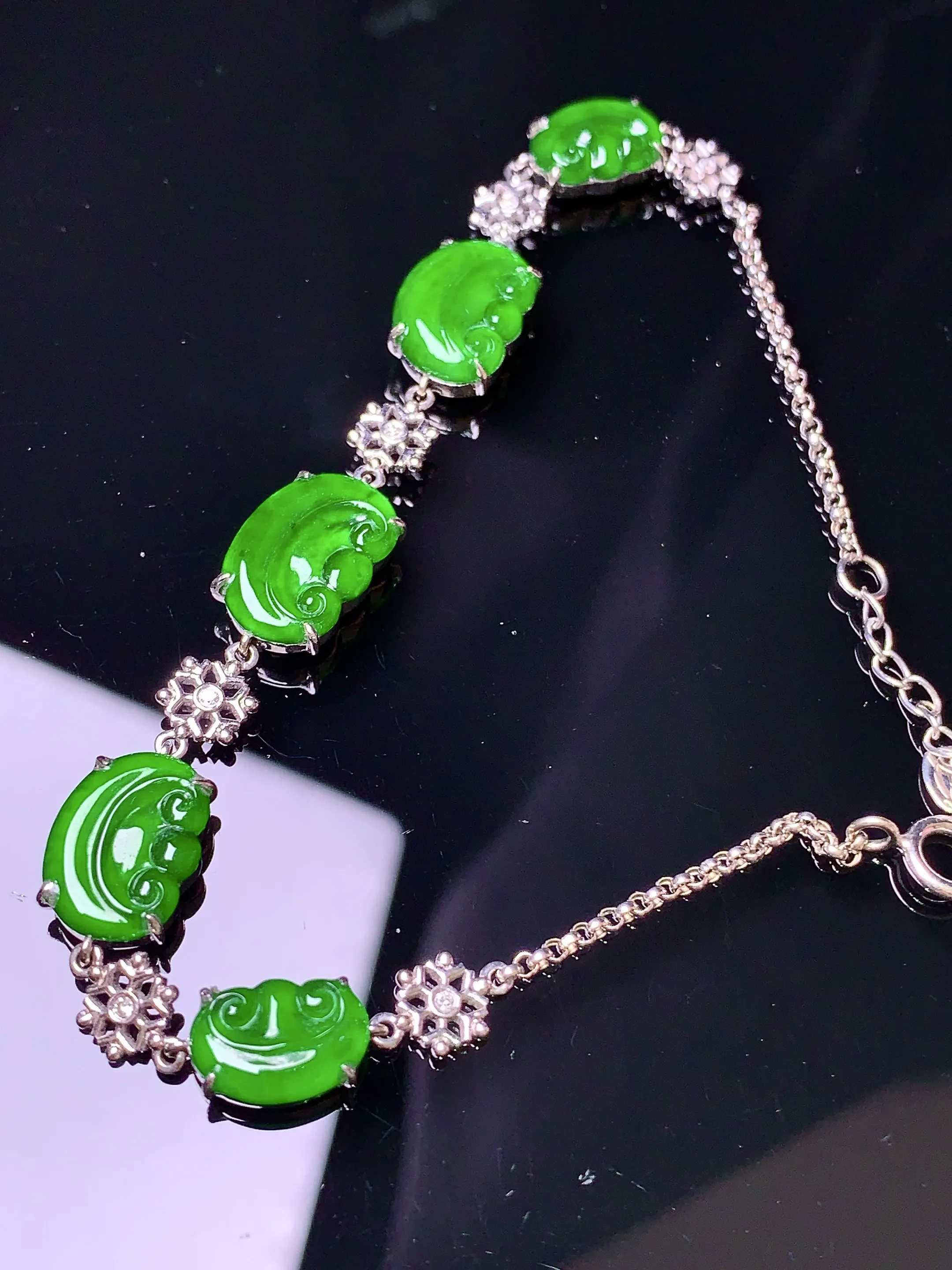 18k金钻镶嵌满绿如意手链 玉质细腻 色泽清新艳丽 整体尺寸98*8.3*4