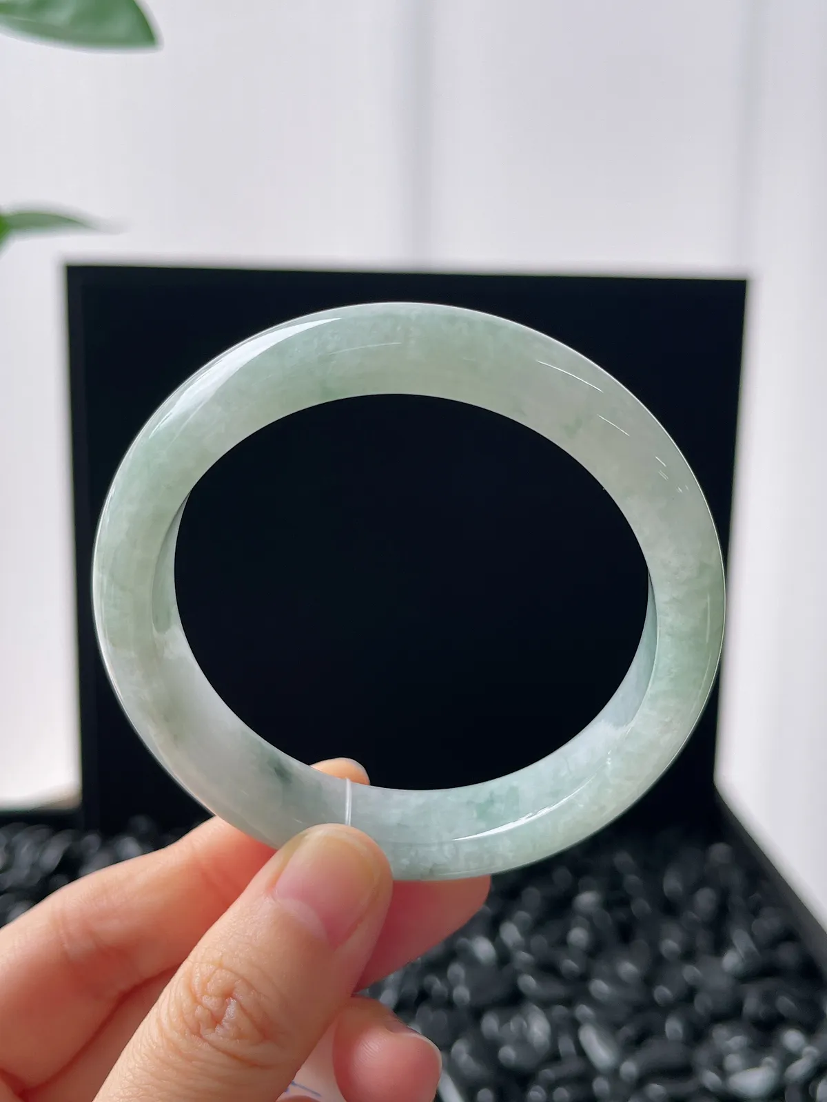 正圈56圈口，翡翠糯化种淡绿色手镯