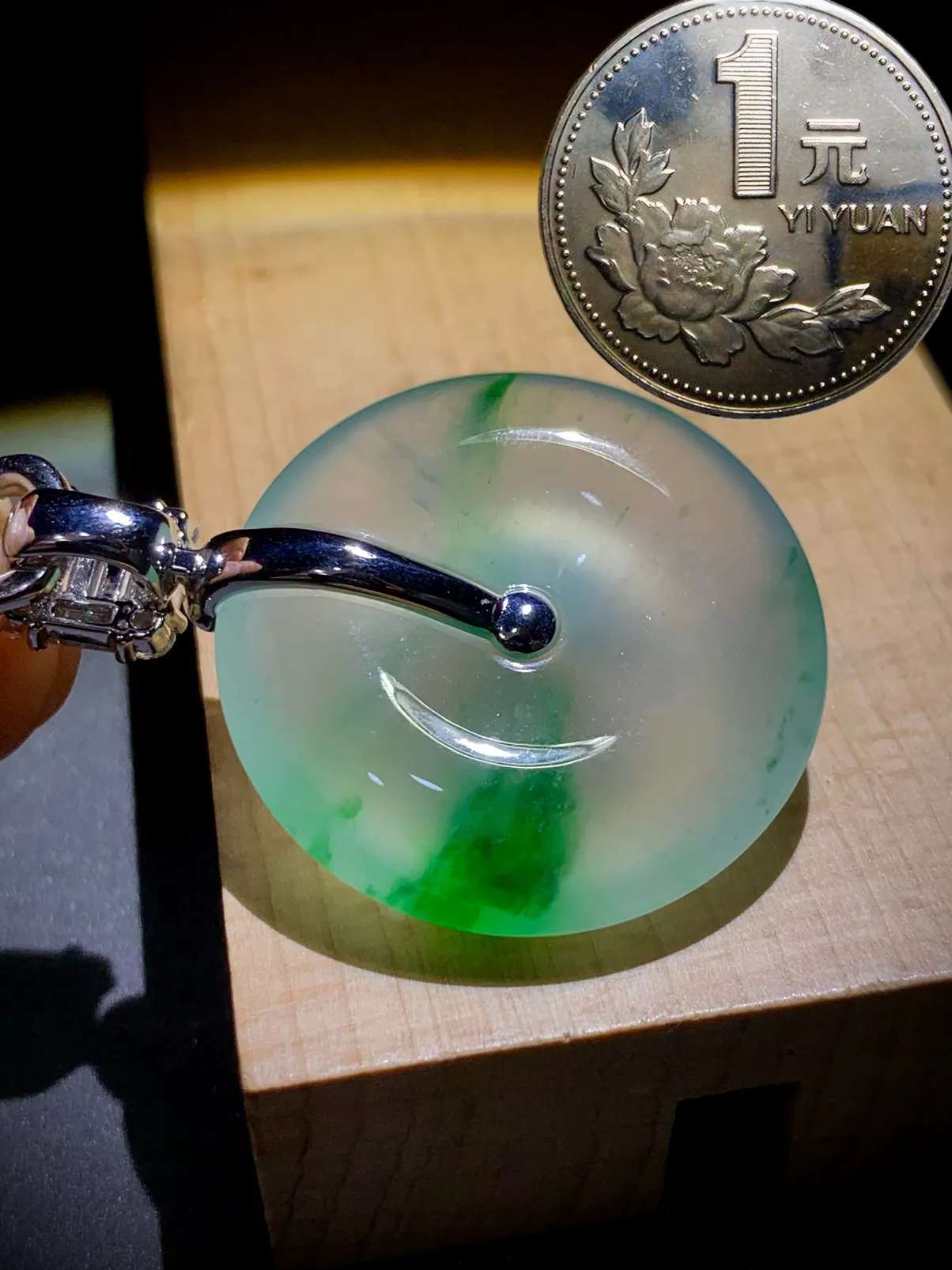 高品质翡翠绿花平安扣子，种老冰纯，
41.2-裸石29.8-7mm，14.62g，
18K金，南非钻，不配链