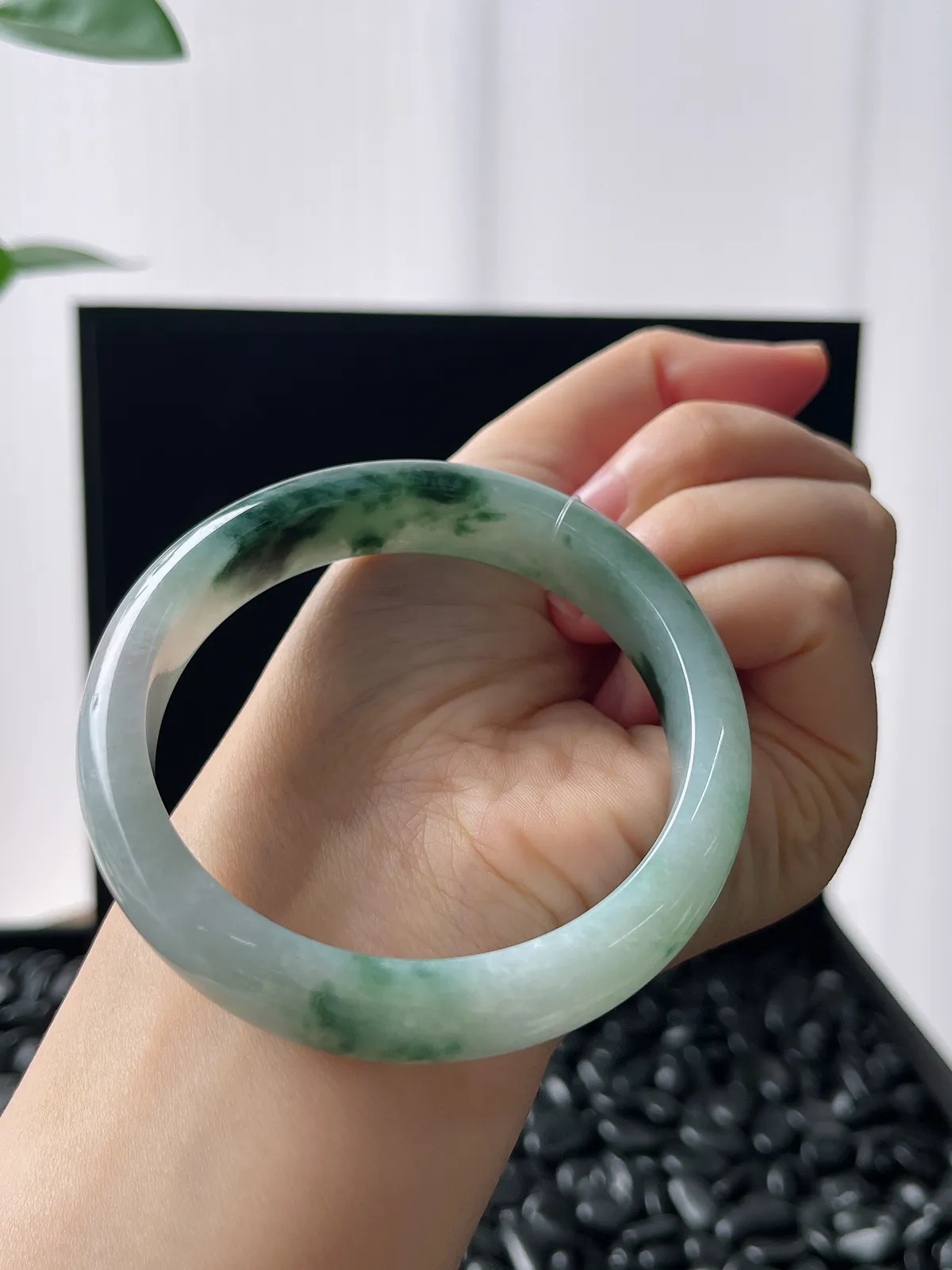 正圈58圈口，翡翠糯化种飘绿手镯