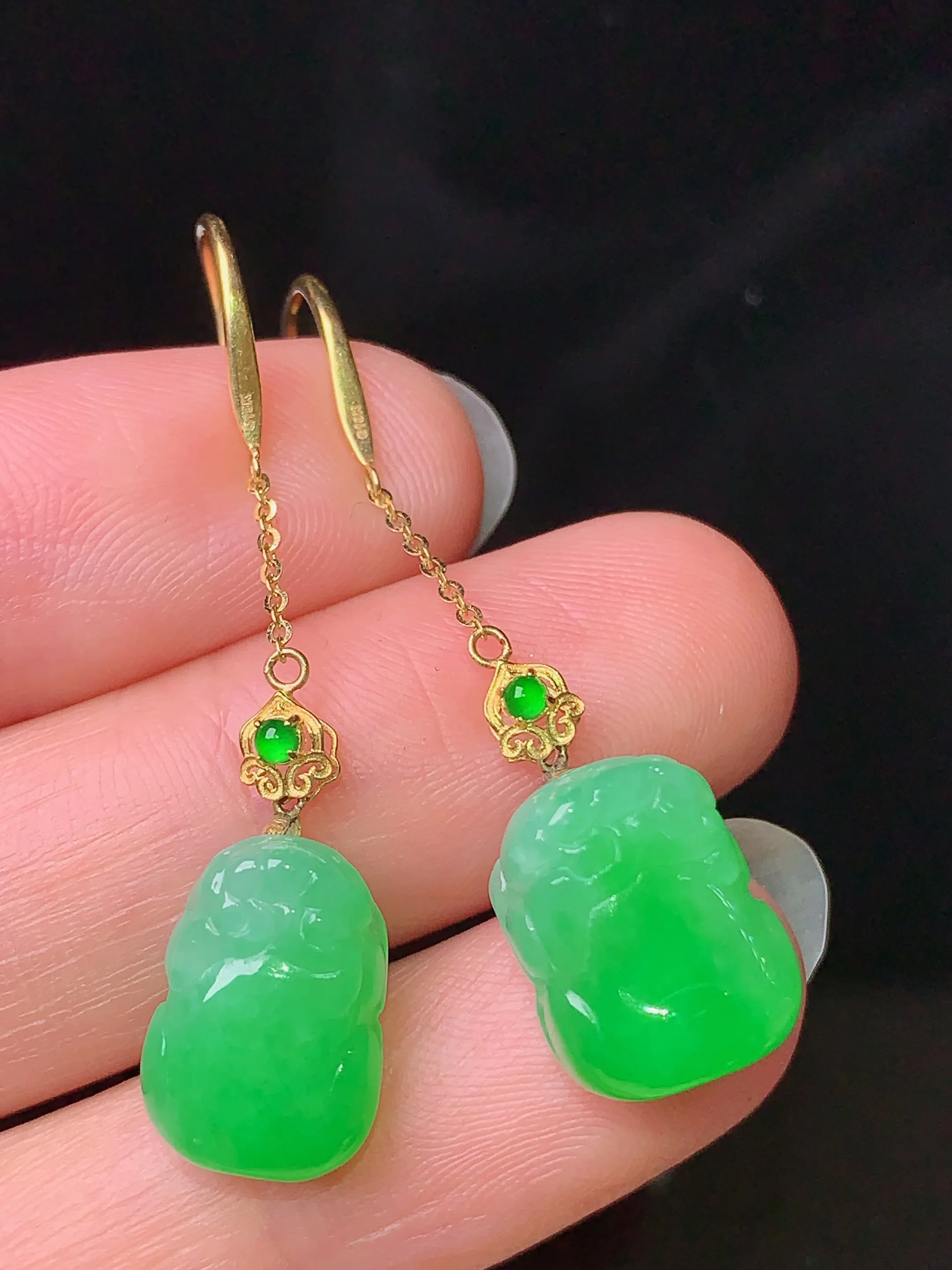 18k金镶嵌翠绿貔貅耳坠 玉质细腻 色泽清新艳丽 整体尺寸39.2*9.7*7