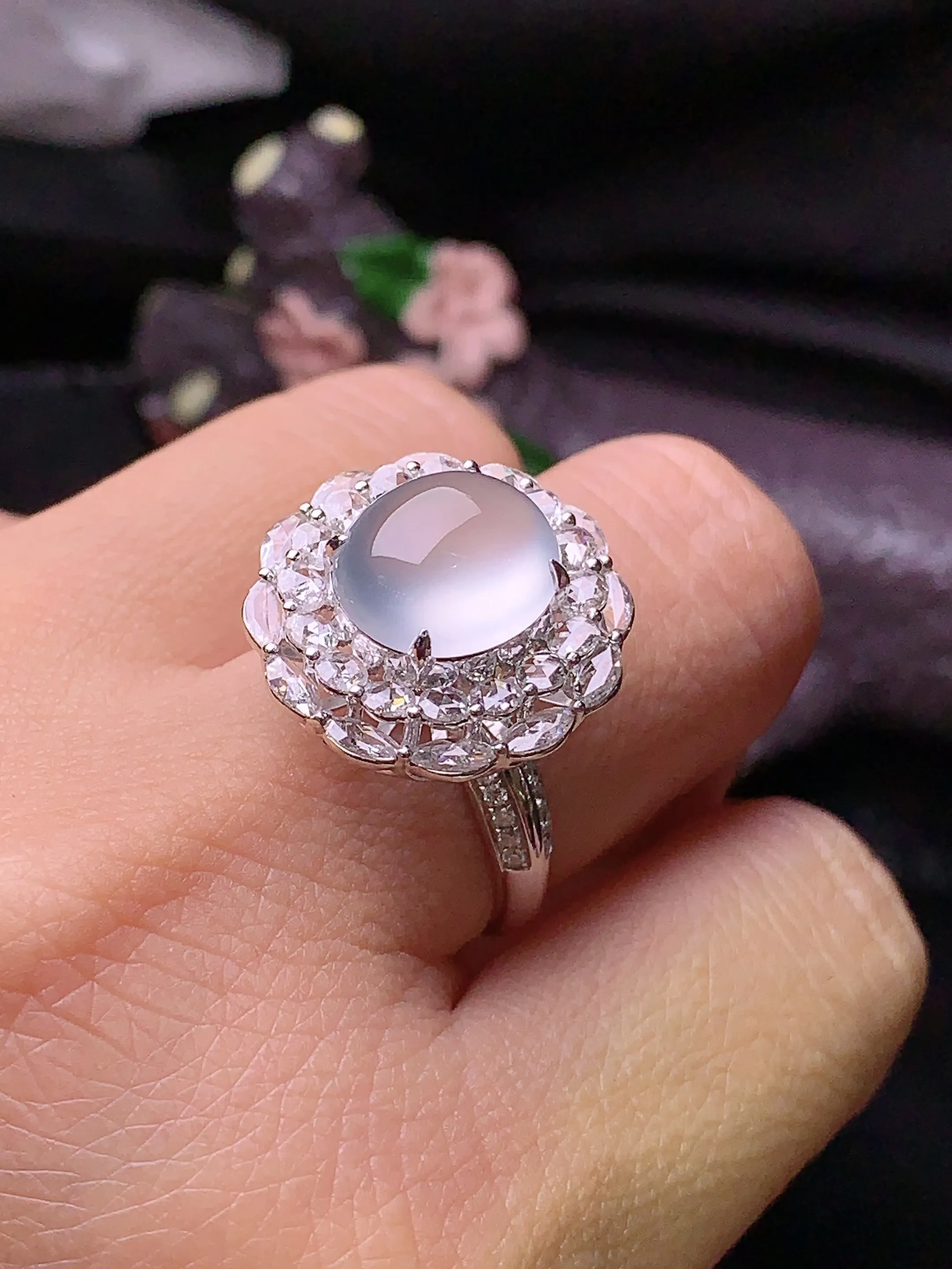 18k金钻镶嵌玻璃种蛋面戒指 玉质细腻 色泽清新艳丽 圈口14.5 整体尺寸19*18*12.8