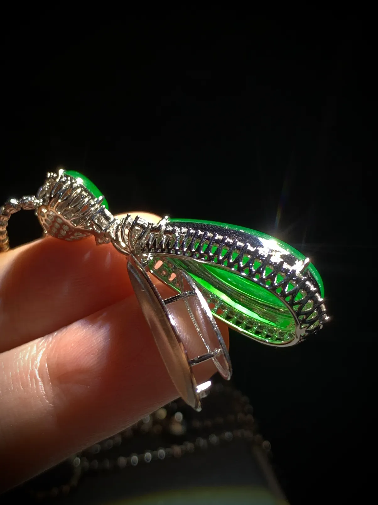 蜡绿翡翠水滴吊坠，
裸石8.5-8.2-1.8mm，24-12-3.2mm，
整体42.5-15-10mm，8.63g，
18K金，南非钻，不配链