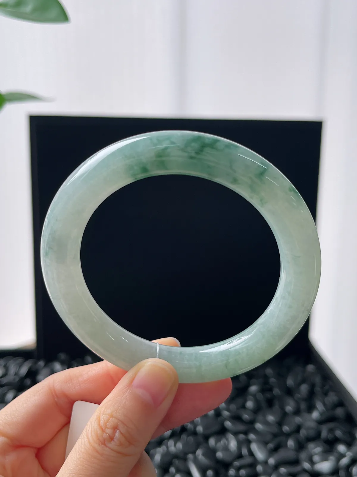 圆镯57圈口，翡翠糯化种飘绿手镯