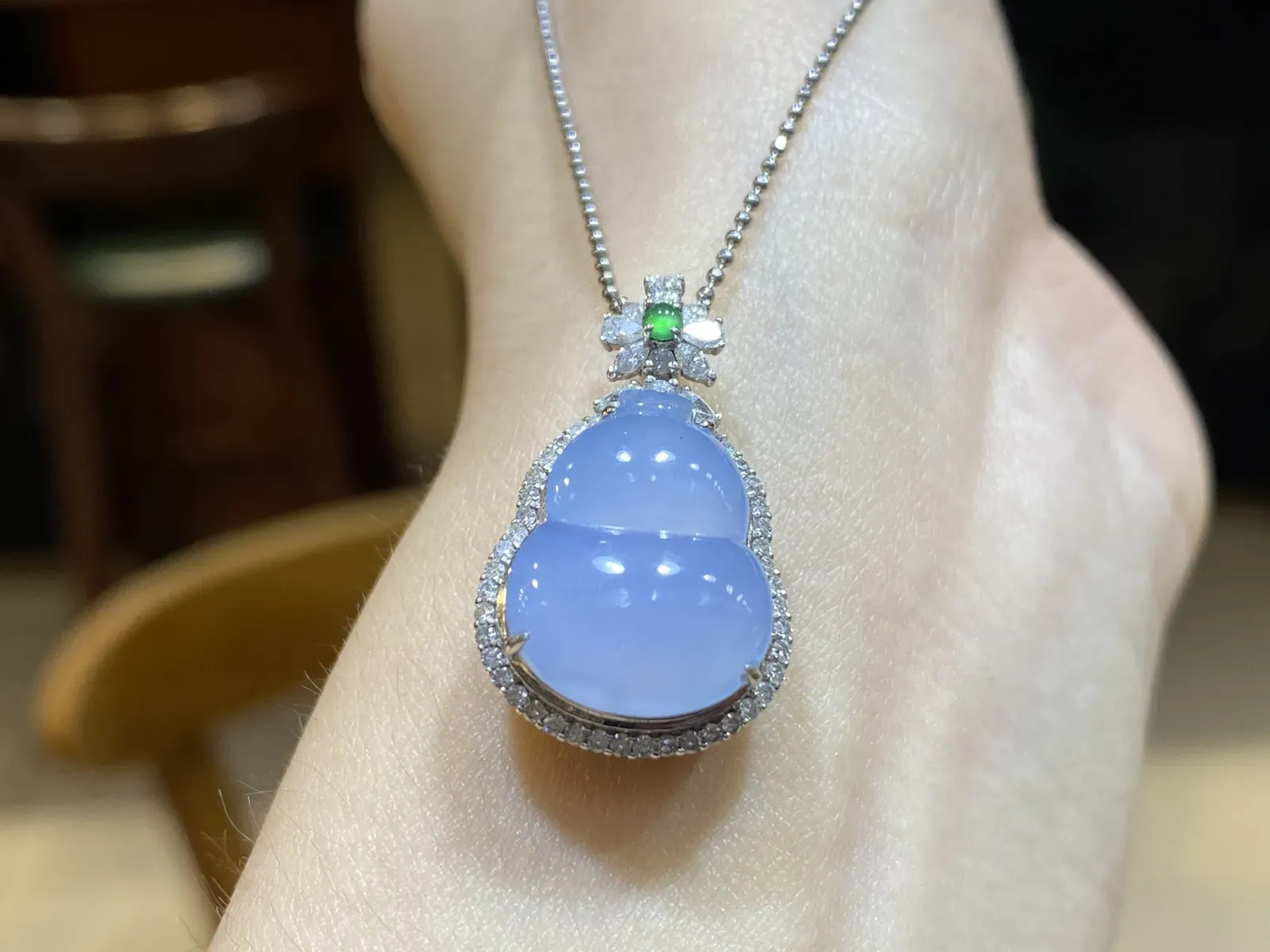 冰润紫罗兰葫芦，种好肉细，颜色漂亮，18K真金真钻镶嵌，整体25-15.6-9.6裸16-12.8-4.5