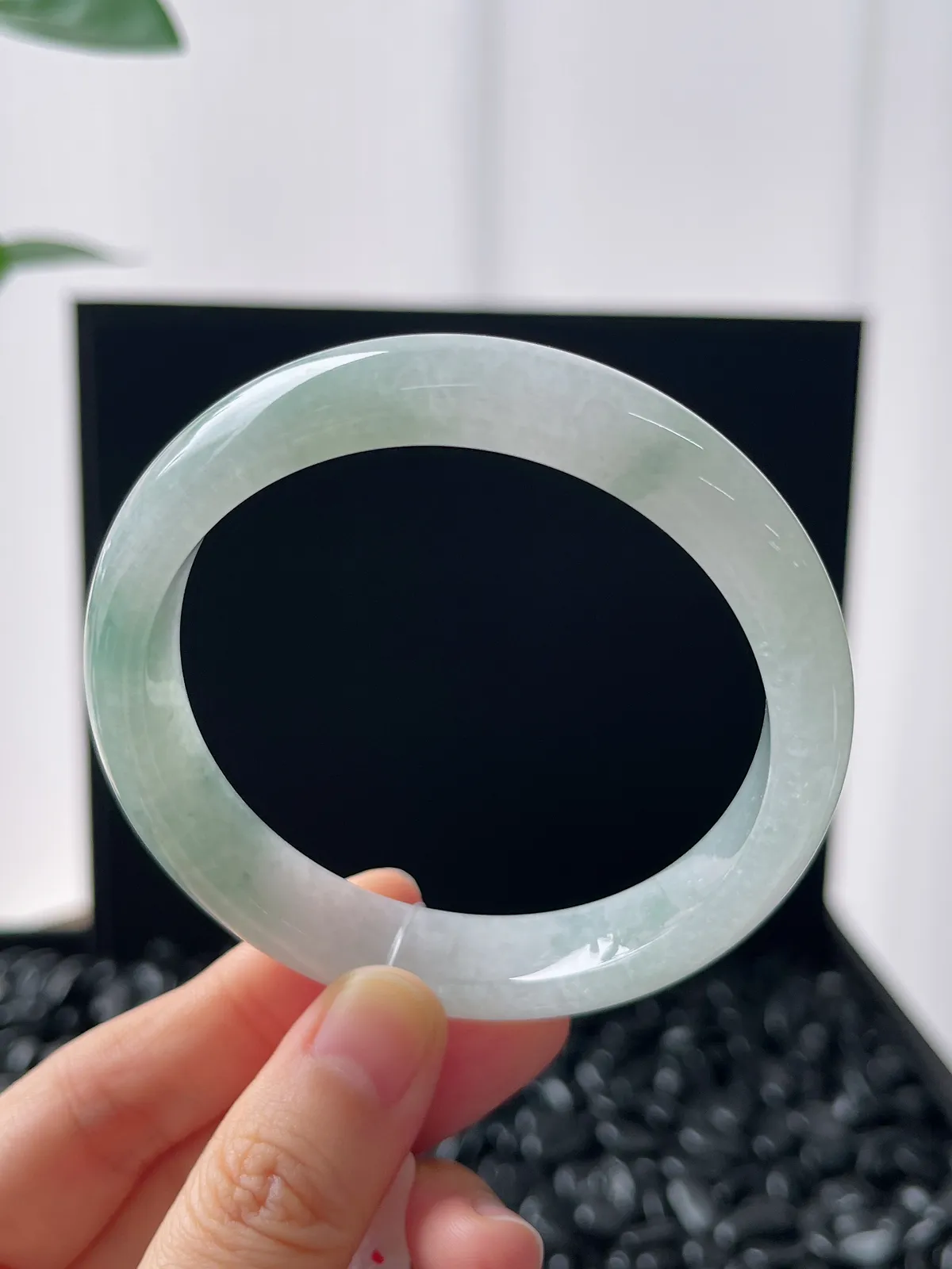 正圈58圈口，翡翠冰糯种浅绿飘花手镯